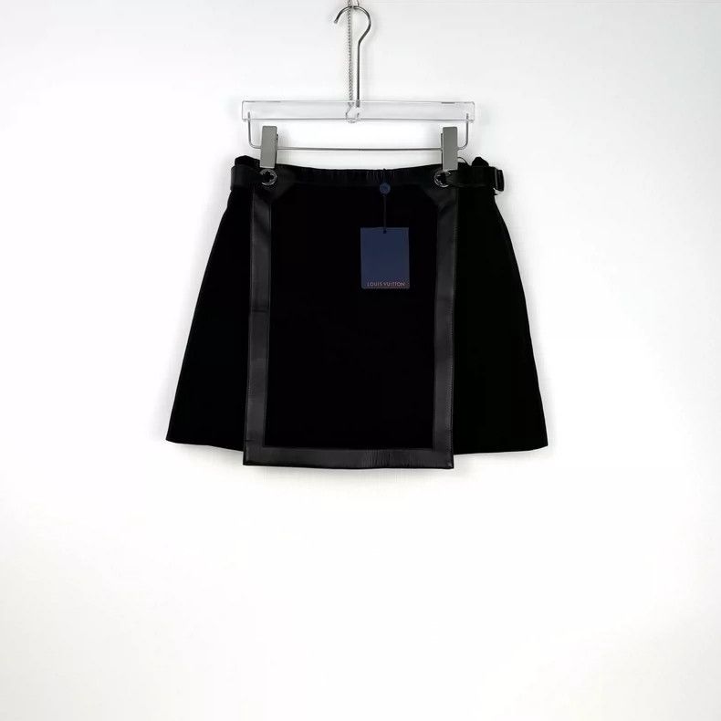 Louis Vuitton Louis Vuitton Black wool skirt 2505-Nextarrow Size 37" - 3 Thumbnail