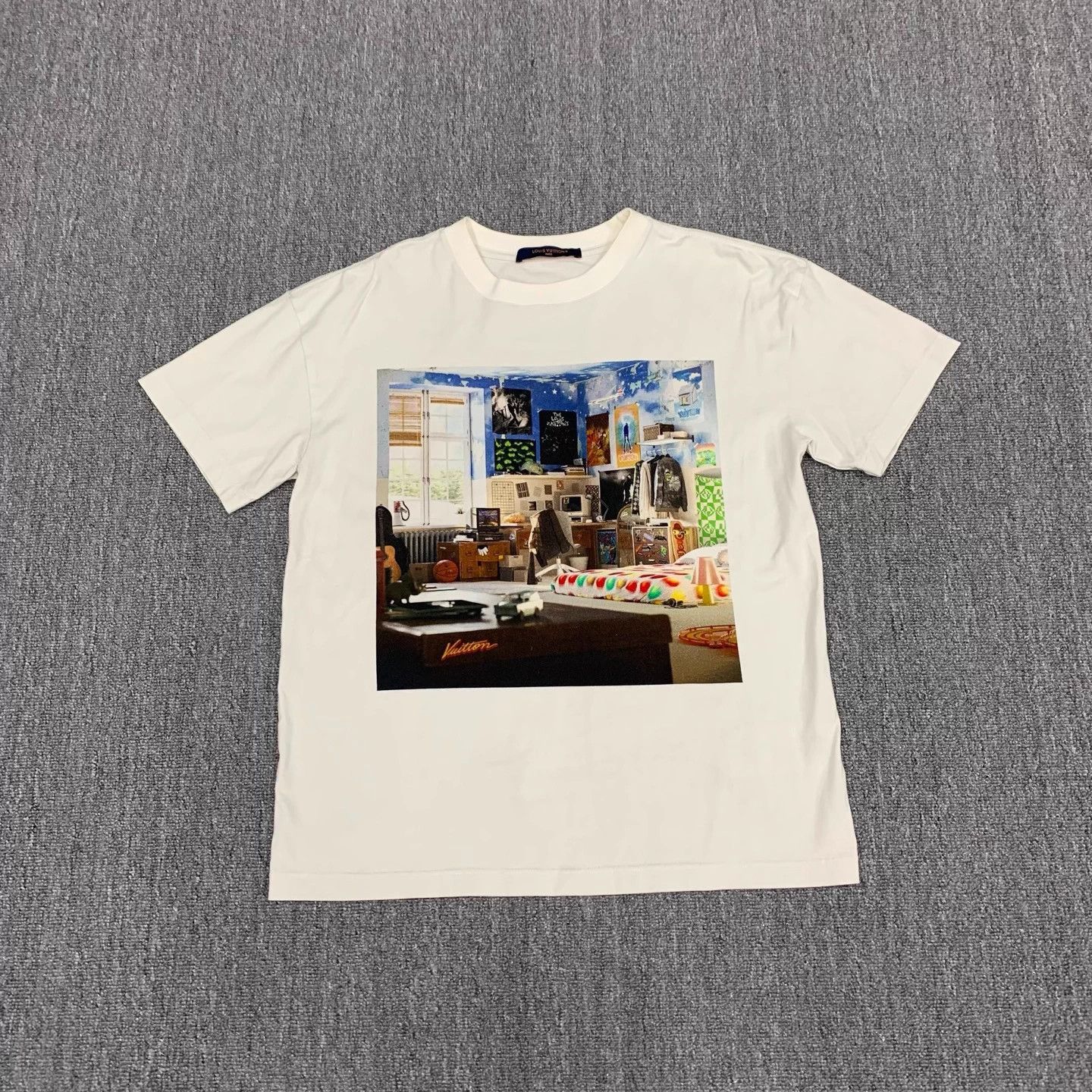 Louis Vuitton LV White Graffiti House Short-Sleeve T XS 9/10 Size US XS / EU 42 / 0 - 1 Thumbnail