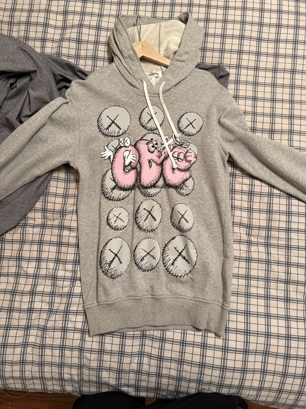 CDG by Comme des Garcons COMME DES GARCONS CDG PLAY X KAWS PRINT POPOVER HOODIE GREY Size US L / EU 52-54 / 3 - 1 Thumbnail