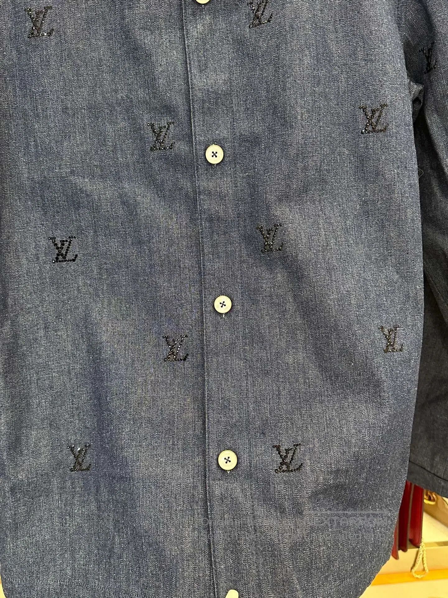 Louis Vuitton louis vuitton denim shirt with logo embellishments. Size US M / EU 48-50 / 2 - 4 Thumbnail
