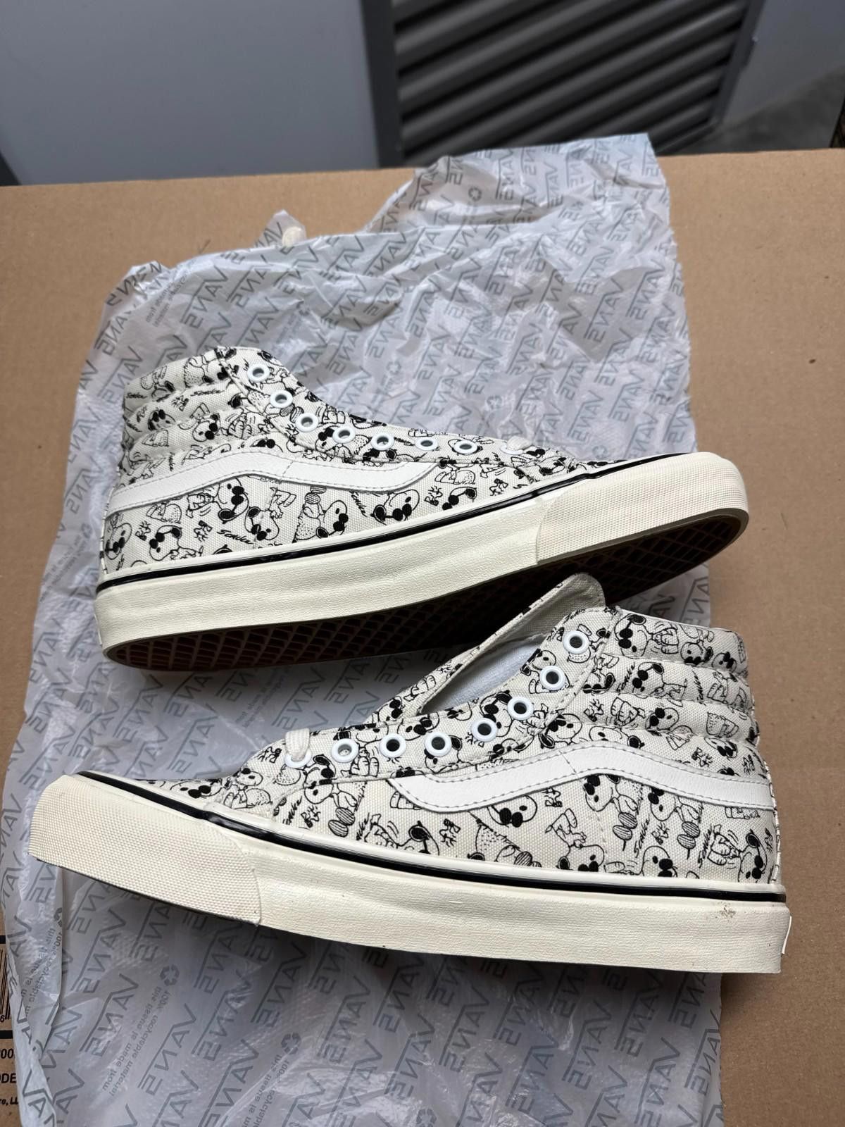 Vans Vans Snoopy Sk8 Hi Size 9.5 LX Vault White Size US 9.5 / EU 42-43 - 3 Thumbnail