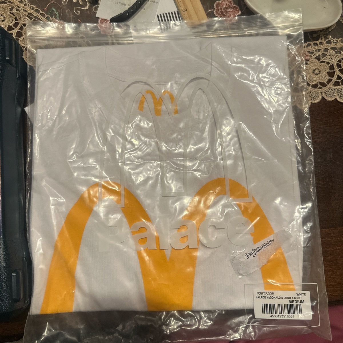 Palace White mcdonald’s place medium shirt Size US M / EU 48-50 / 2 - 1 Thumbnail