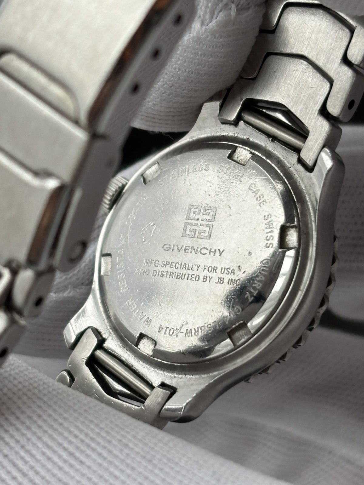 Givenchy Givenchy quartz watch diver style polar white dial Size ONE SIZE - 2 Thumbnail