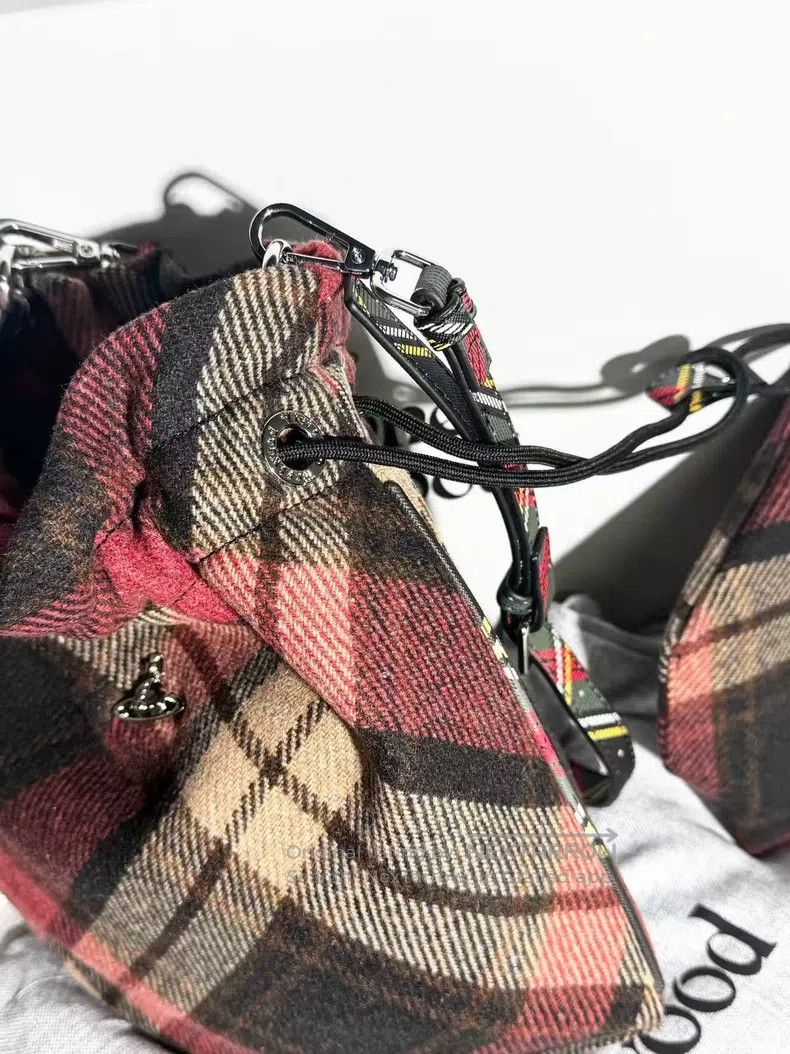 Vivienne Westwood Vivienne Westwood size os Black and Red Plaid Woolen Drawst Size ONE SIZE - 6 Thumbnail