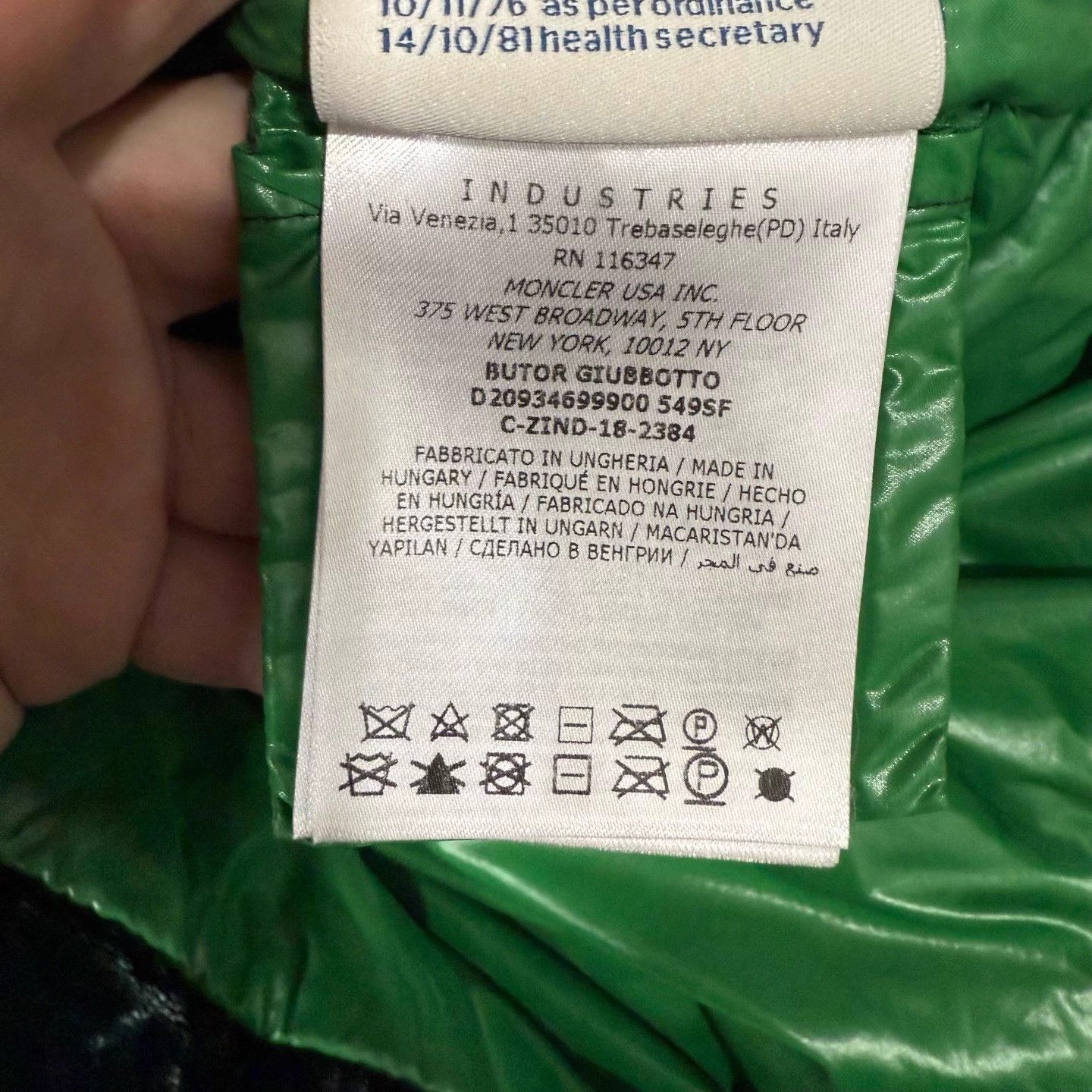 Moncler Moncler black green velvet down coat 1 like new Size S / US 4 / IT 40 - 4 Thumbnail