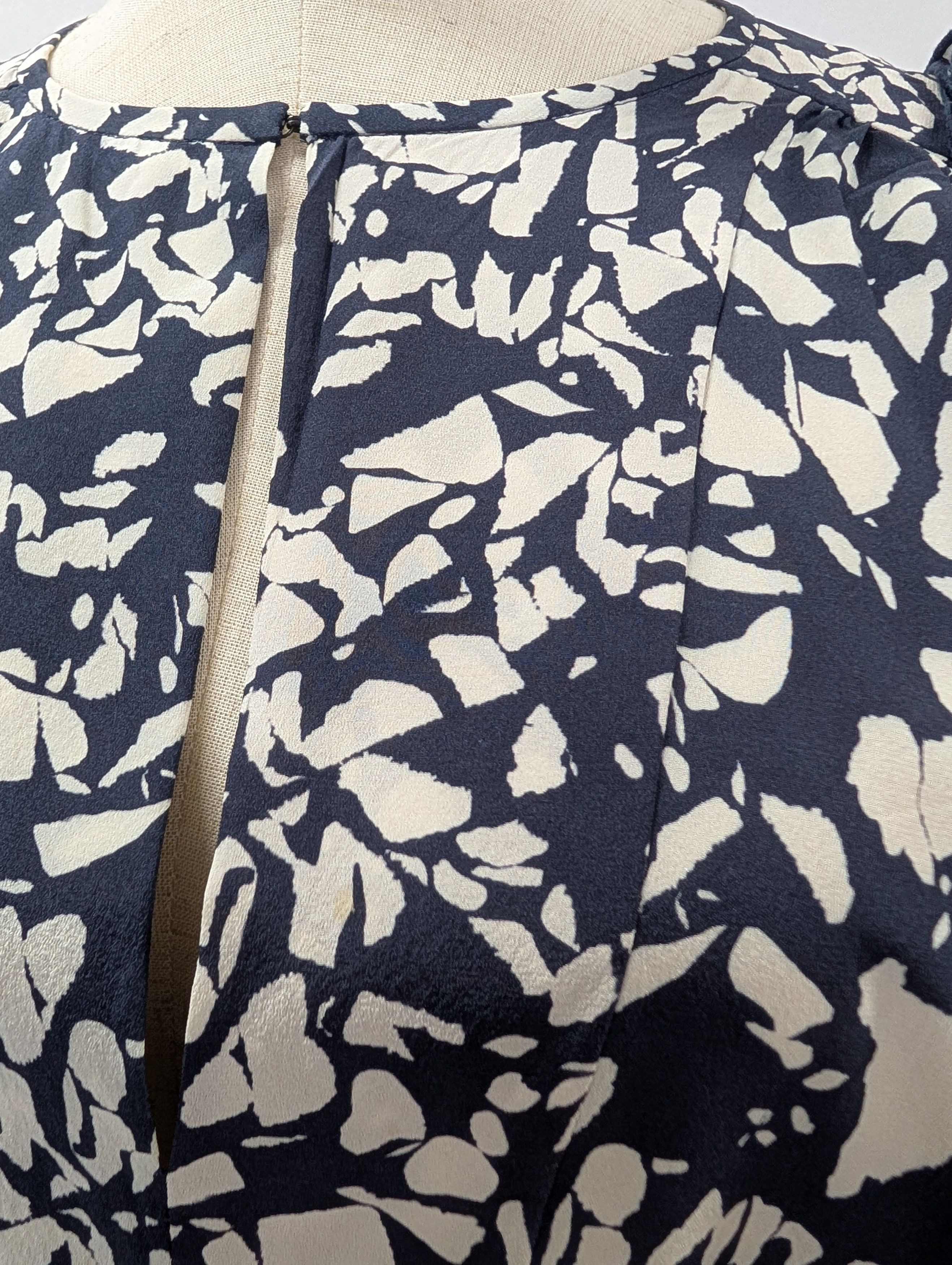 Isabel Marant Isabel Marant Navy Silk Sakura Print Blouse Size XS / US 0-2 / IT 36-38 - 4 Thumbnail