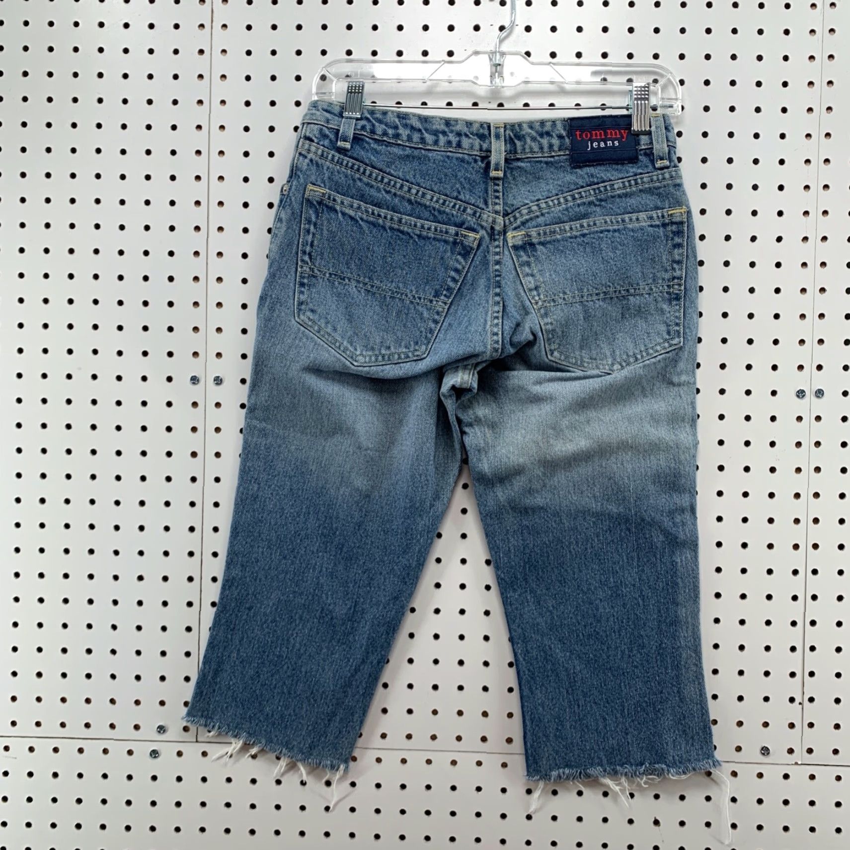 Tommy Hilfiger VINTAGE Tommy Hilfiger Womens Capri Jeans Size 3 Blue Raw Hem 28" x 17" Size 26" / US 2 / IT 38 - 6 Thumbnail