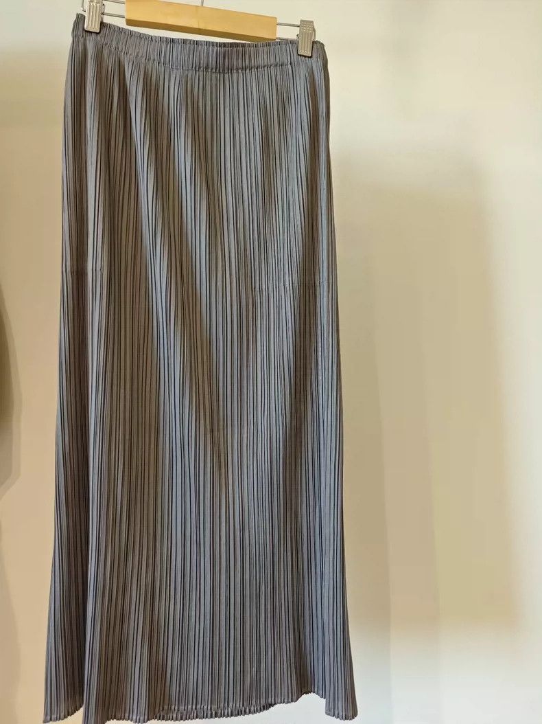 Issey Miyake Issey Miyake size:2 A dark grey skirt Size 42" / US 20 - 1 Thumbnail