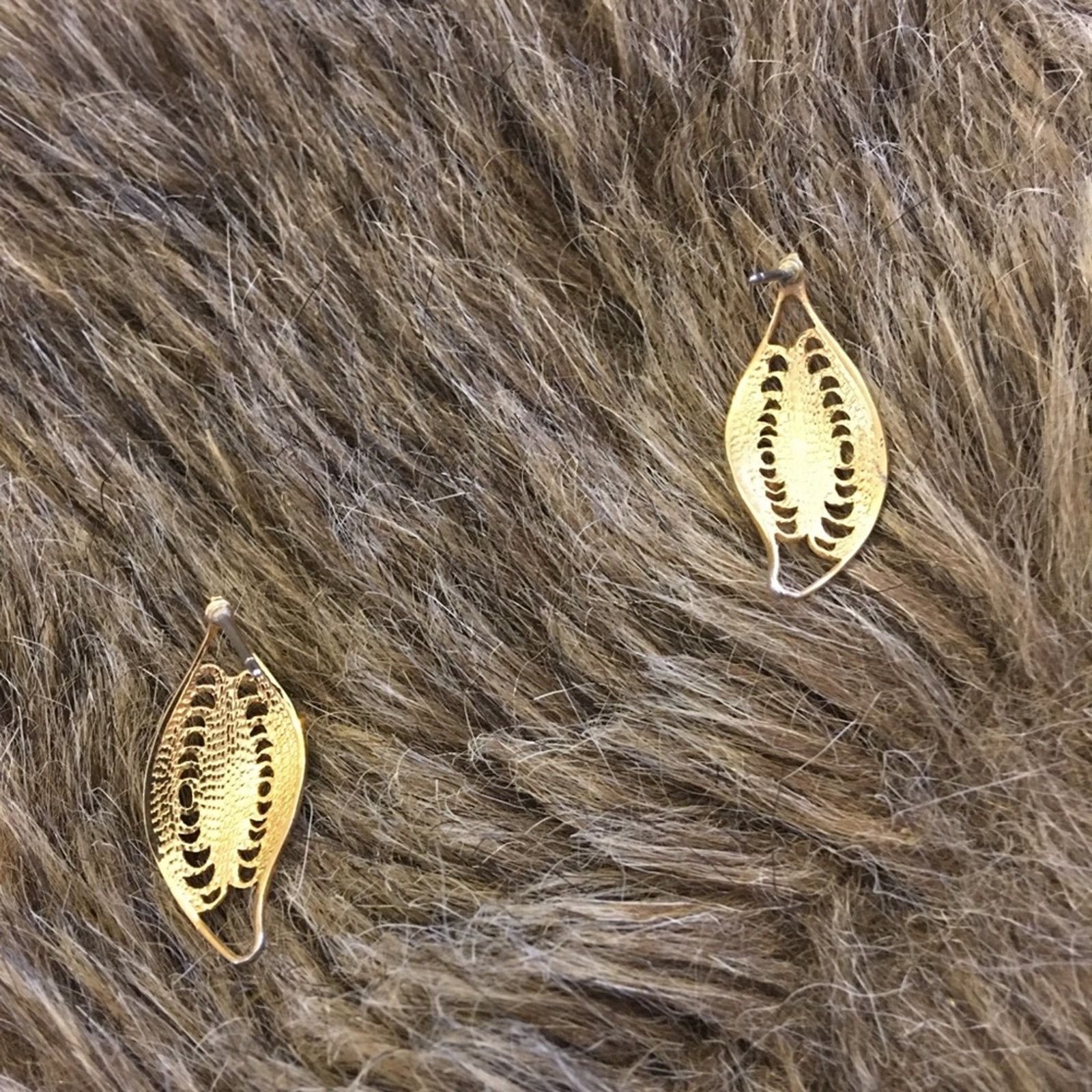 Vintage Vintage gold tone curved leaf pierced earrings Size ONE SIZE - 4 Thumbnail