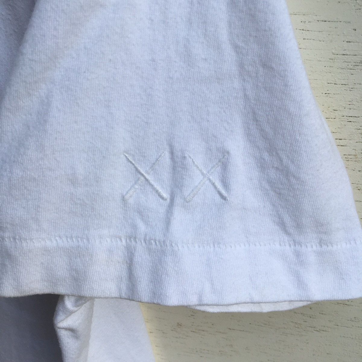 Japanese Brand Vintage Uniqlo X Kaws Tee White XL Size US XL / EU 56 / 4 - 9 Thumbnail