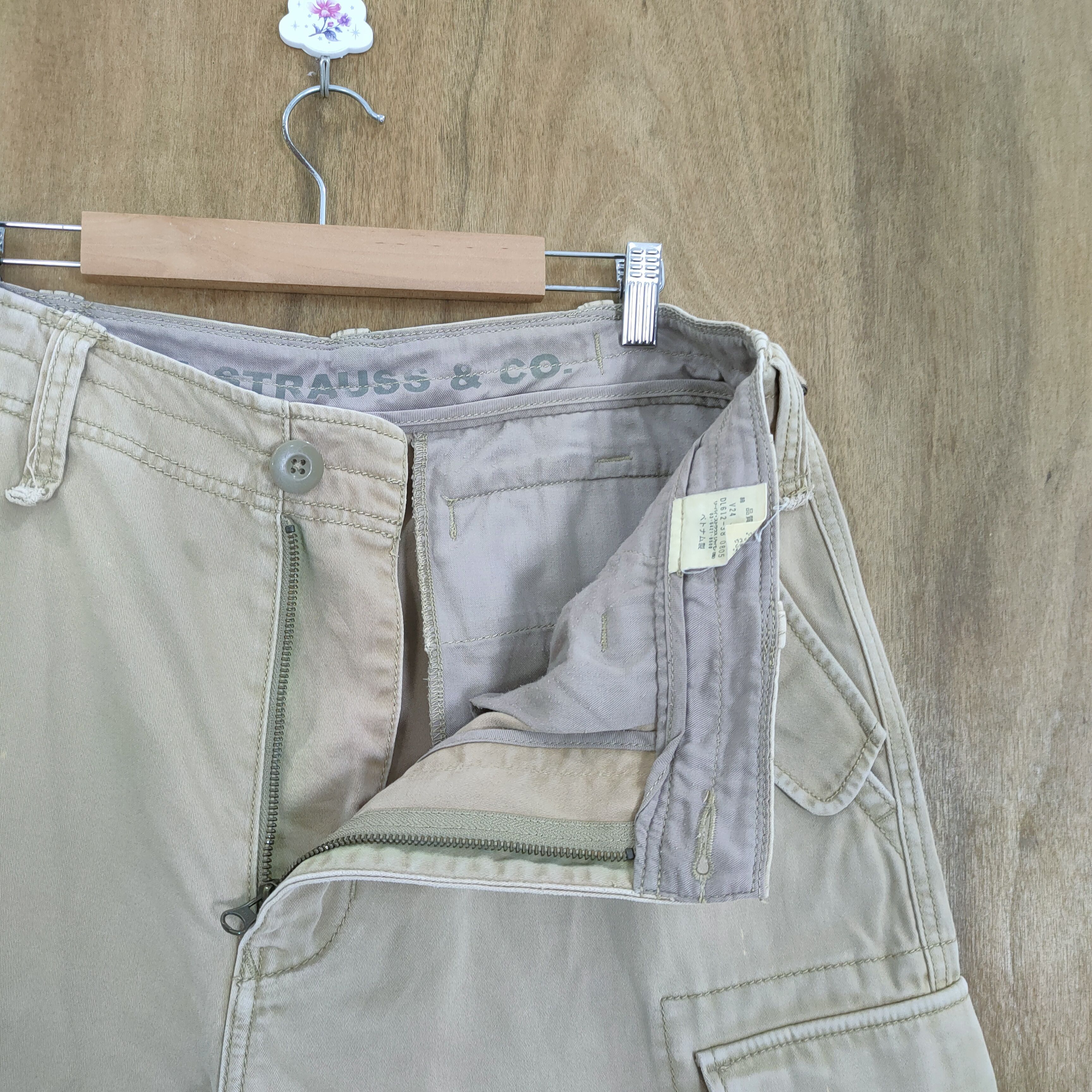 Levi's Vintage Clothing VINTAGE LEVI'S BAGGY CARGO PANTS Size US 35 - 8 Thumbnail