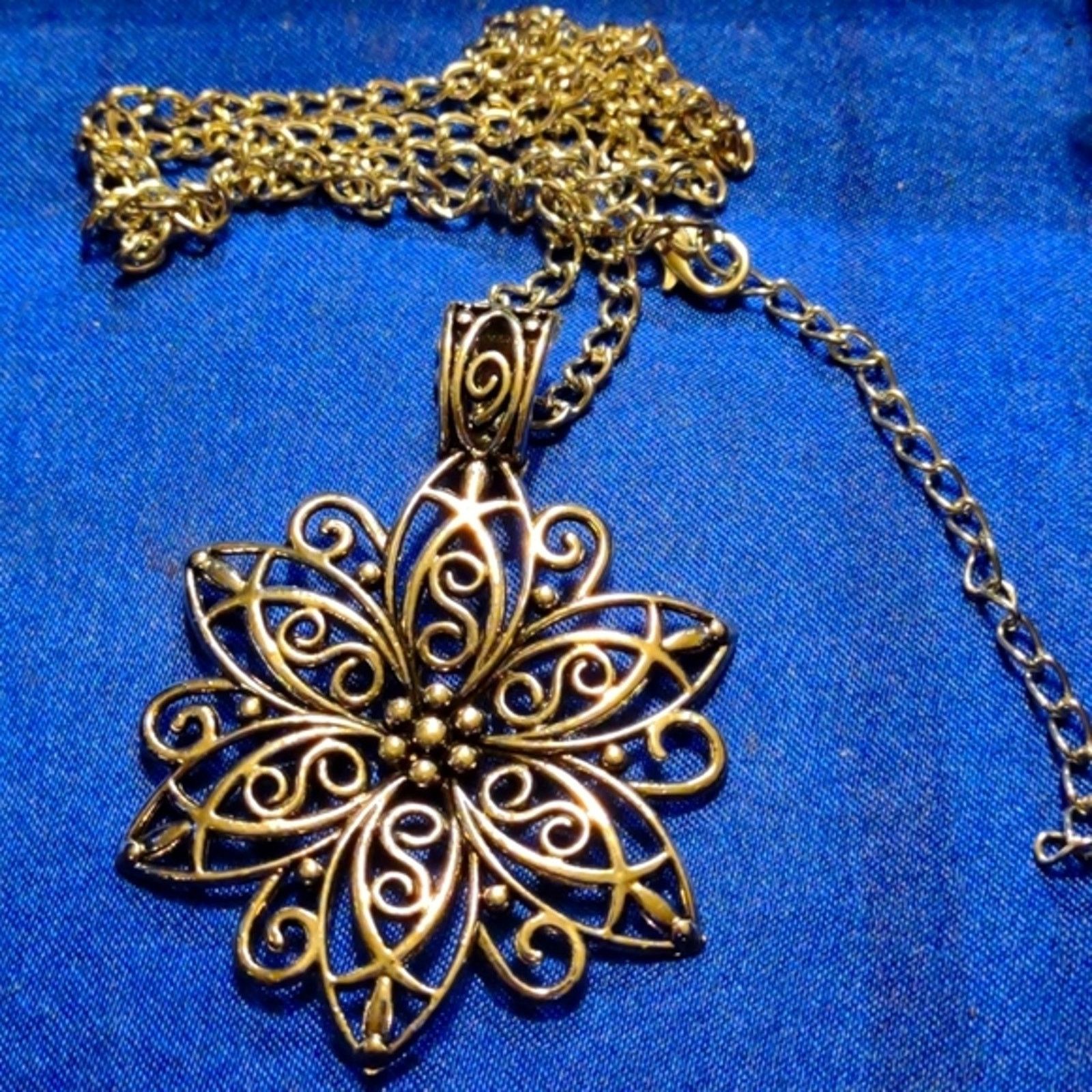 Vintage Beautiful vintage floral silvertone necklace Size ONE SIZE - 2 Thumbnail