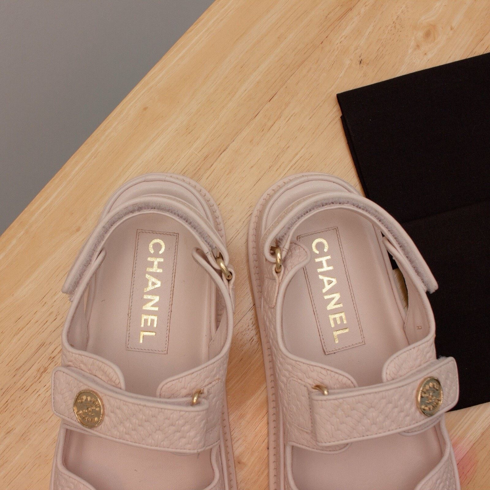 Chanel 1950$ CHANEL 2022 Calfskin Dad Medallion Sandals Pink 38 1/2 Size US 8.5 / IT 38.5 - 12 Thumbnail