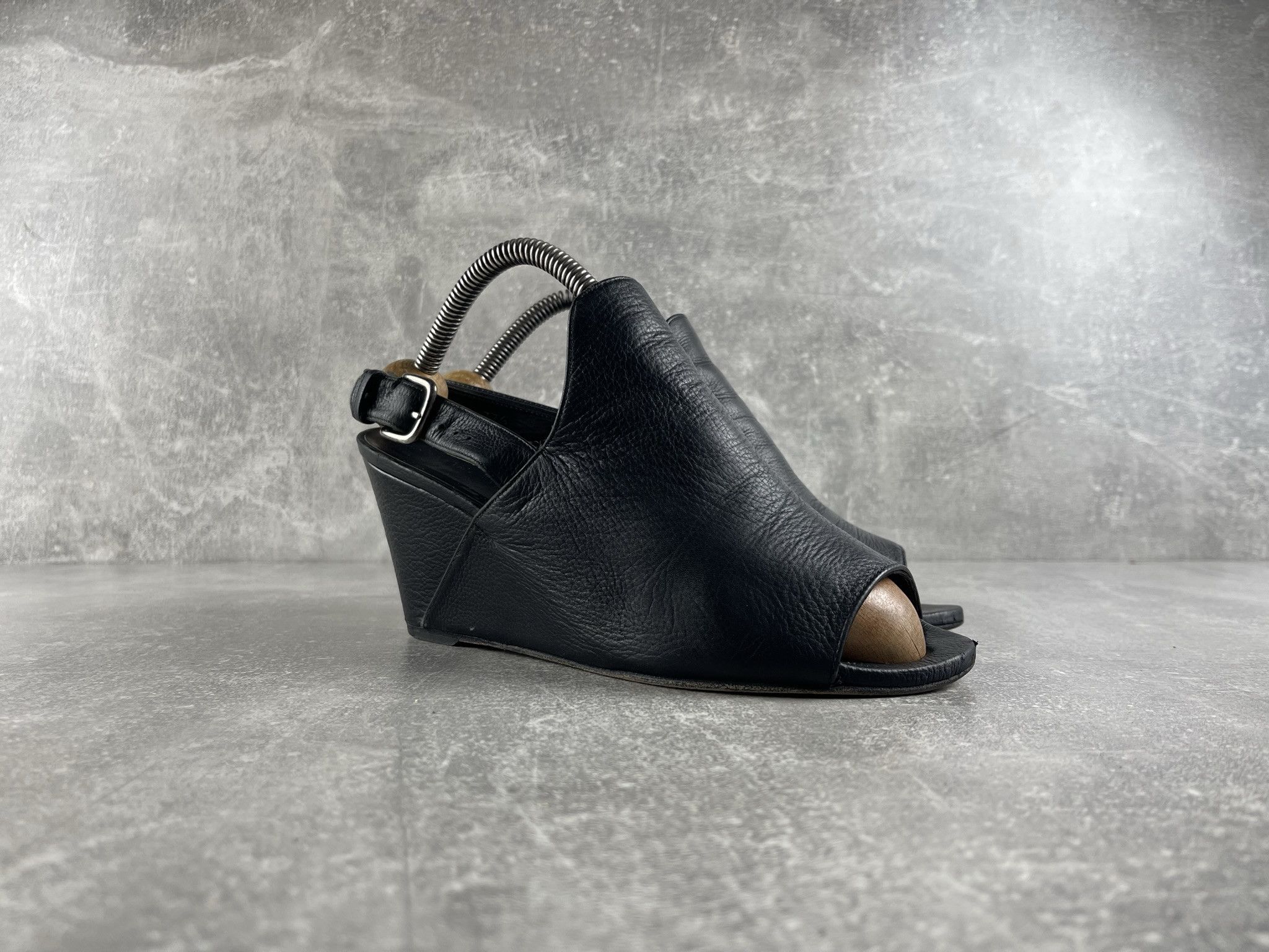 Stuart Weitzman Stuart Weitzman vintage black leather sandals heels Size US 7.5 / IT 37.5 - 2 Thumbnail