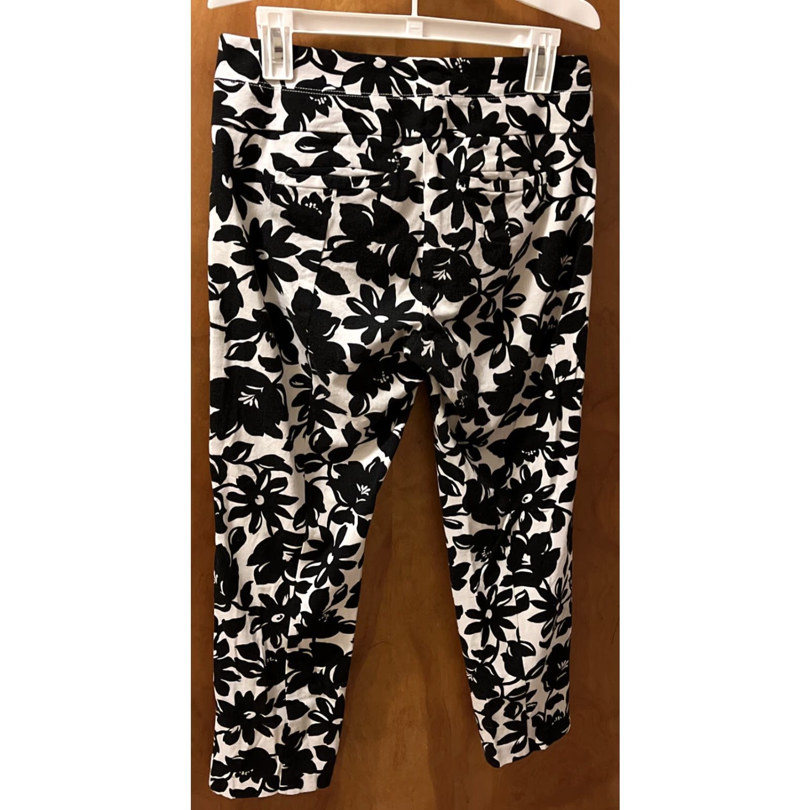 Vintage VINTAGE ELLE Women Capri Pants Size 2 Straight Leg Floral Pattern White Black Stretch Summer Fall Winter Size 26" / US 2 / IT 38 - 6 Thumbnail