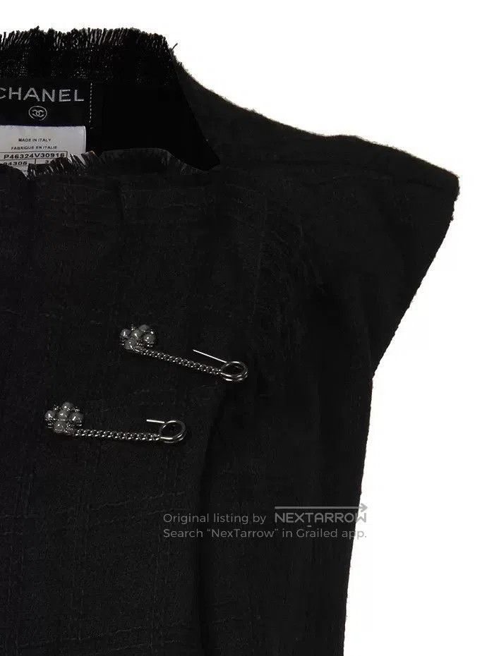 Chanel CHANEL Sleeveless Wool Coat with Brooch. Size XS / US 0-2 / IT 36-38 - 4 Thumbnail
