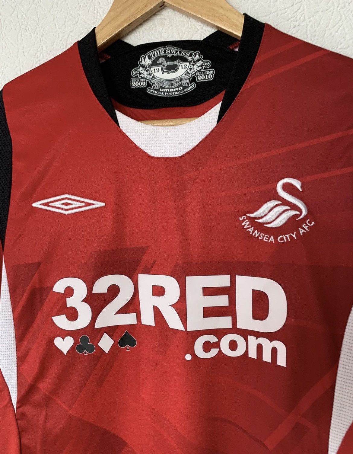 Umbro SWANSEA CITY UMBRO 2009/2010 AWAY KIT SOCCER JERSEY 32RED Size US S / EU 44-46 / 1 - 2 Thumbnail