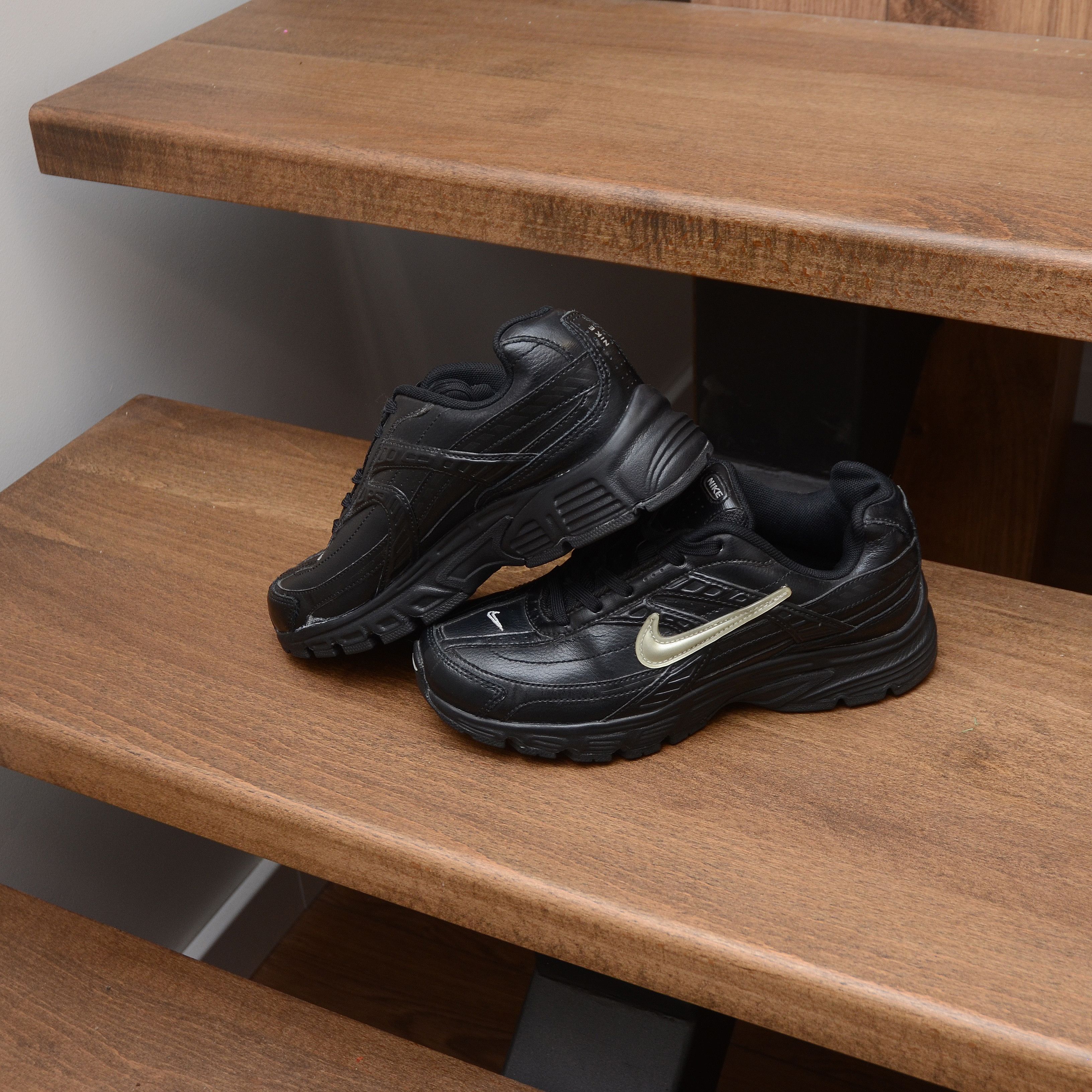 Nike Rare Nike Black Trainers UK 3.5 US 4Y Sneakers Silver Swoosh Size US 6 / IT 36 - 9 Thumbnail