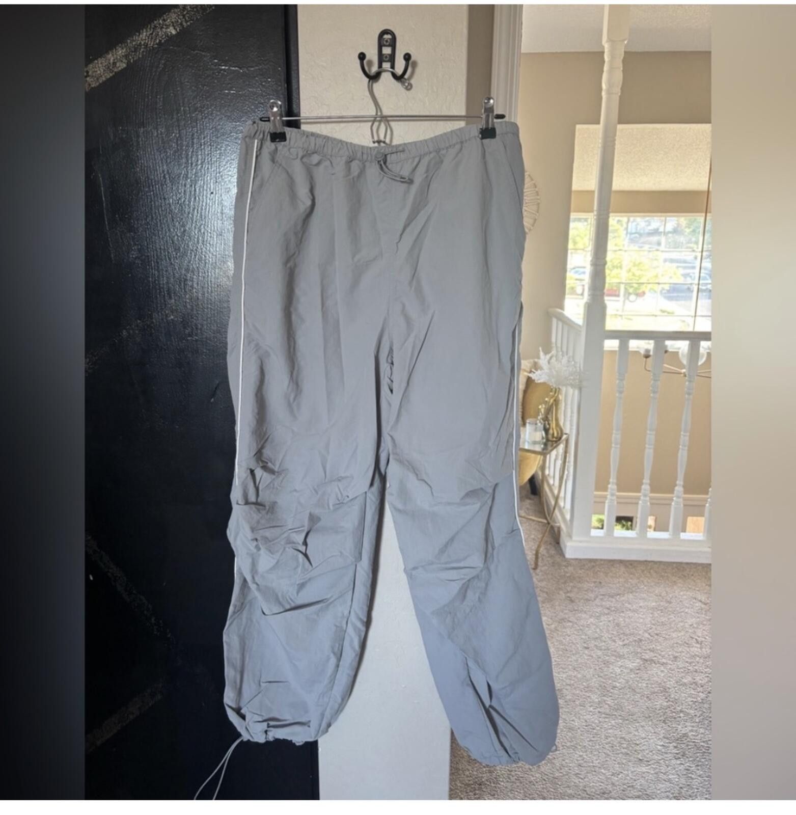 H&M (H&M) Gray and white jogger pants Size 28" / US 6 / IT 42 - 1 Thumbnail