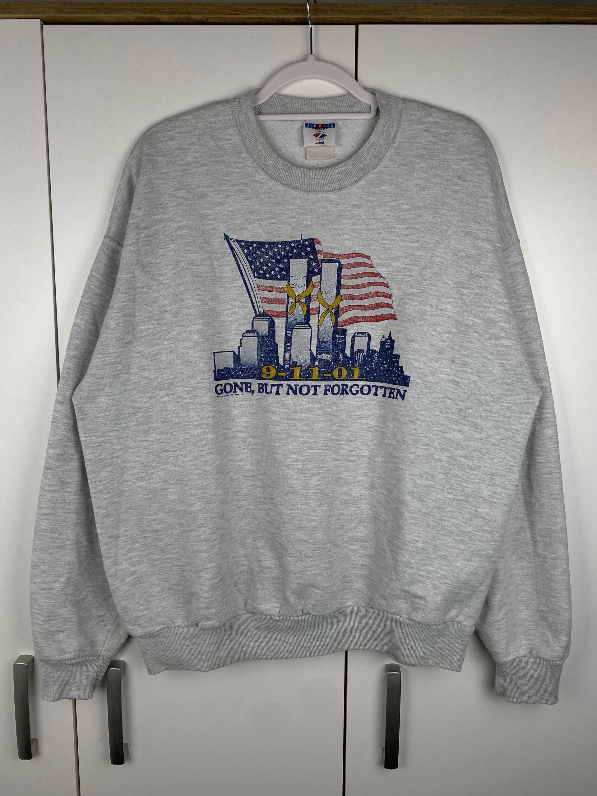 Jerzees Vintage Gone But Not Forgotten 9/11 2001 Memorium Sweatshirt Size US L / EU 52-54 / 3 - 1 Thumbnail