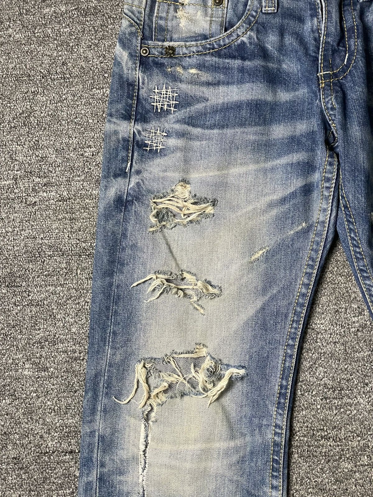 Japanese Brand Vintage LOLITA Distressed Denim Ripped Jeans (94) Size US 29 - 4 Thumbnail