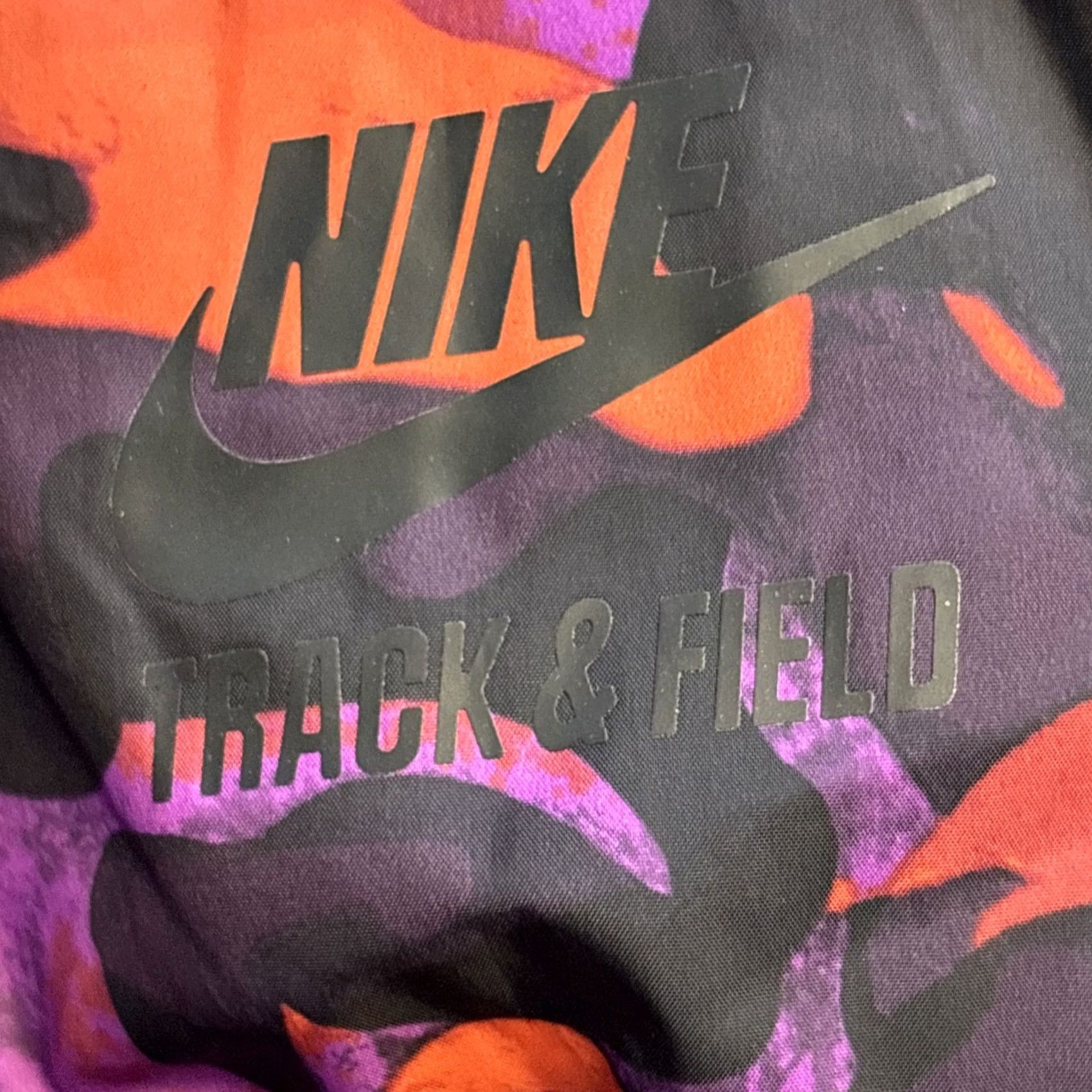 Nike VINTAGE Nike Windrunner Jacket Woman S Purple Windbreaker T/F Camo Vivid Purple-Bright Crimson Windrunner Womens Windbreaker S Size S / US 4 / IT 40 - 2 Thumbnail