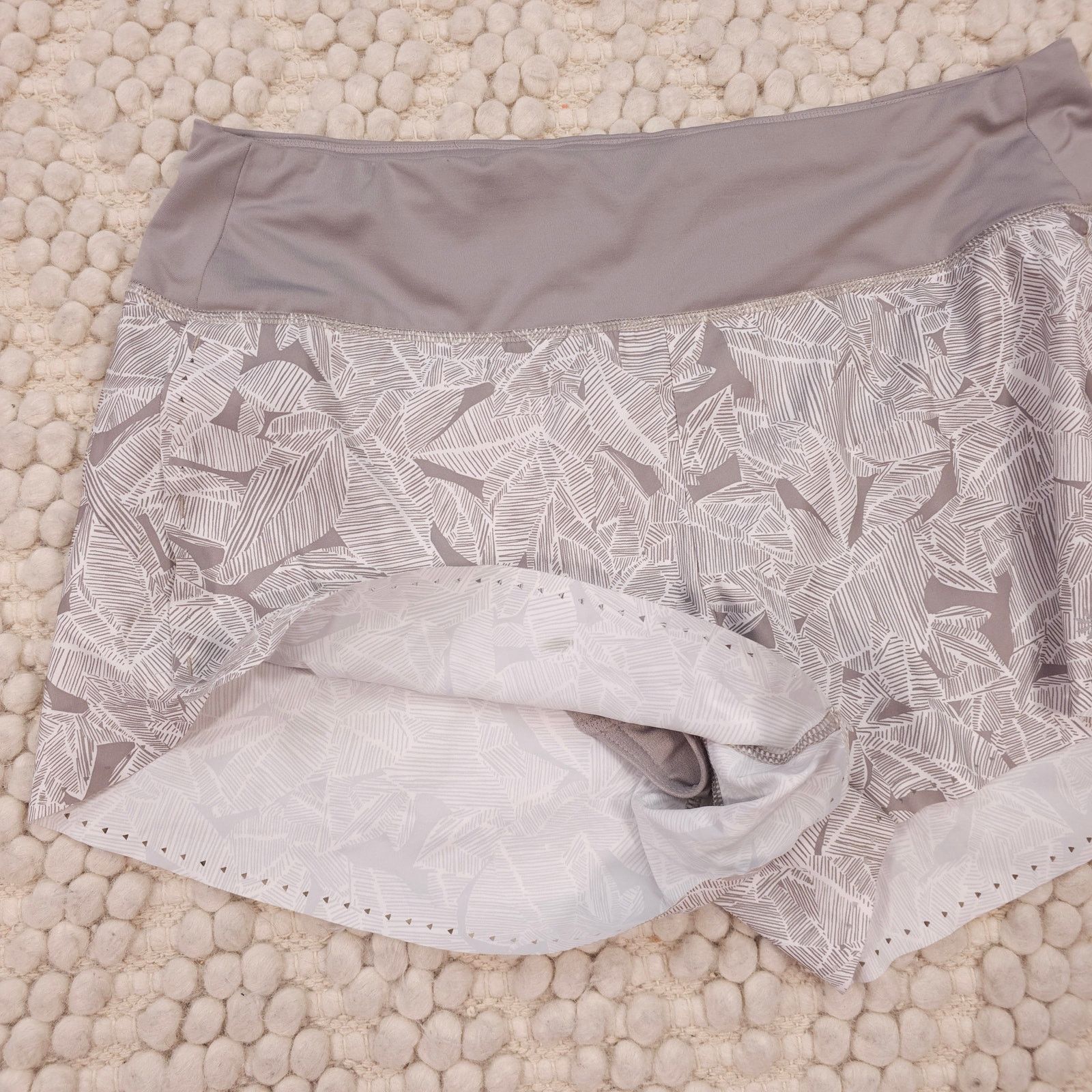 Athleta Athleta Print Laser Run Shorts Taupe Leaf Print Sz Medium Size 30" / US 8 / IT 44 - 9 Thumbnail