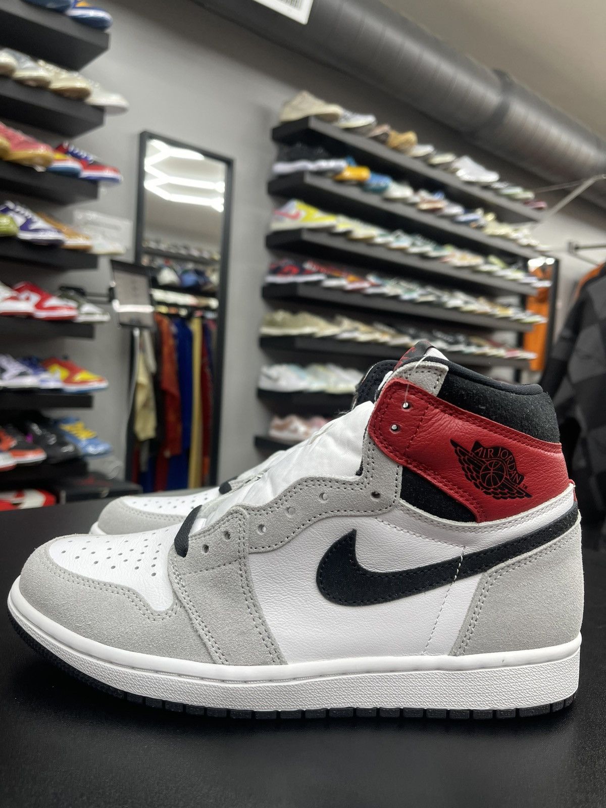 Jordan Brand Size 8 - Jordan 1 Retro High Light Smoke Grey Size US 8 / EU 41 - 1 Thumbnail