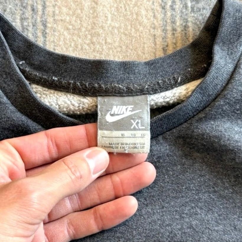 Nike VINTAGE Nike Gray Crewneck Sweatshirt Size XL Embroidered Swoosh Y2K Size US XL / EU 56 / 4 - 3 Thumbnail