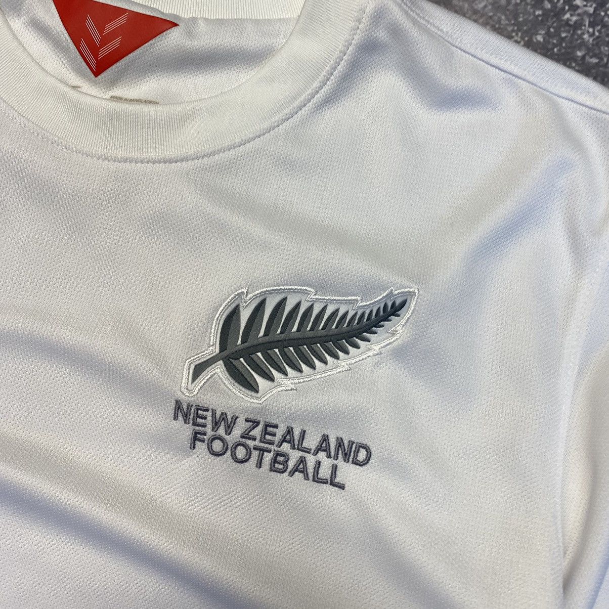 Vintage Vintage Nike FC New Zealand Football National team jersey Size US L / EU 52-54 / 3 - 5 Thumbnail