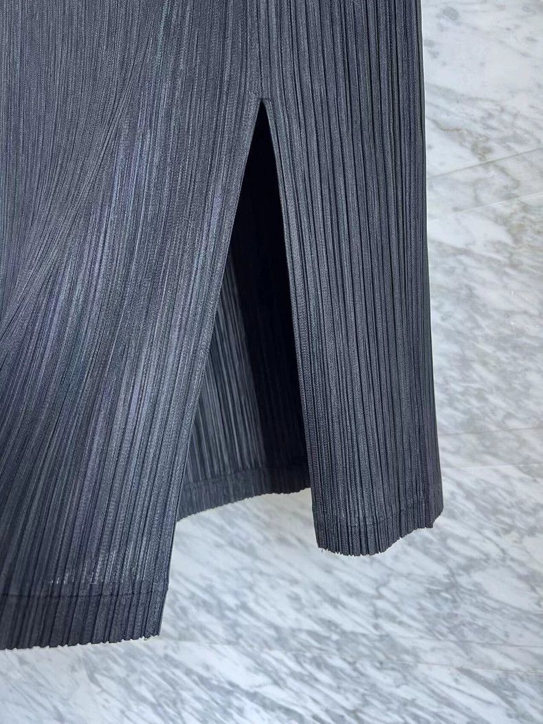 Issey Miyake Issey Miyake size:1 Black slit pleated skirt Size 22" - 3 Thumbnail