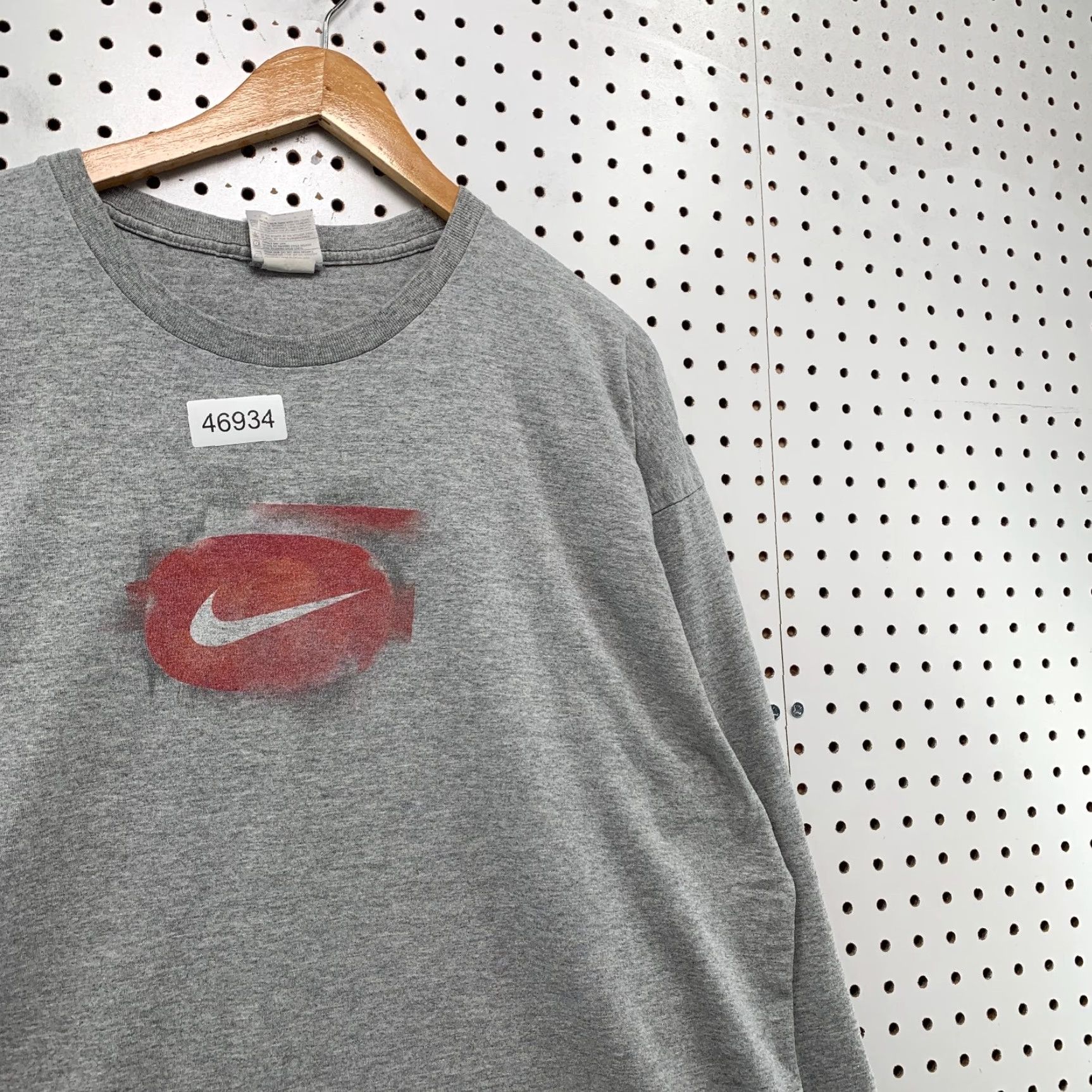 Nike VINTAGE Nike T Shirt Mens 2XL Gray Center Swoosh Long Sleeve Distressed Size US XXL / EU 58 / 5 - 5 Thumbnail