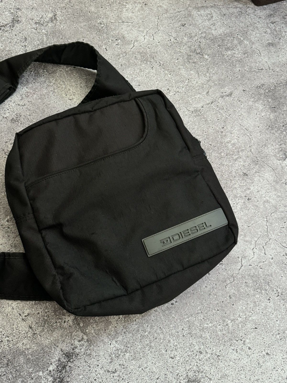 Diesel × Vintage Vintage Diesel Y2K distressed crossbody sling bag Size ONE SIZE - 3 Thumbnail