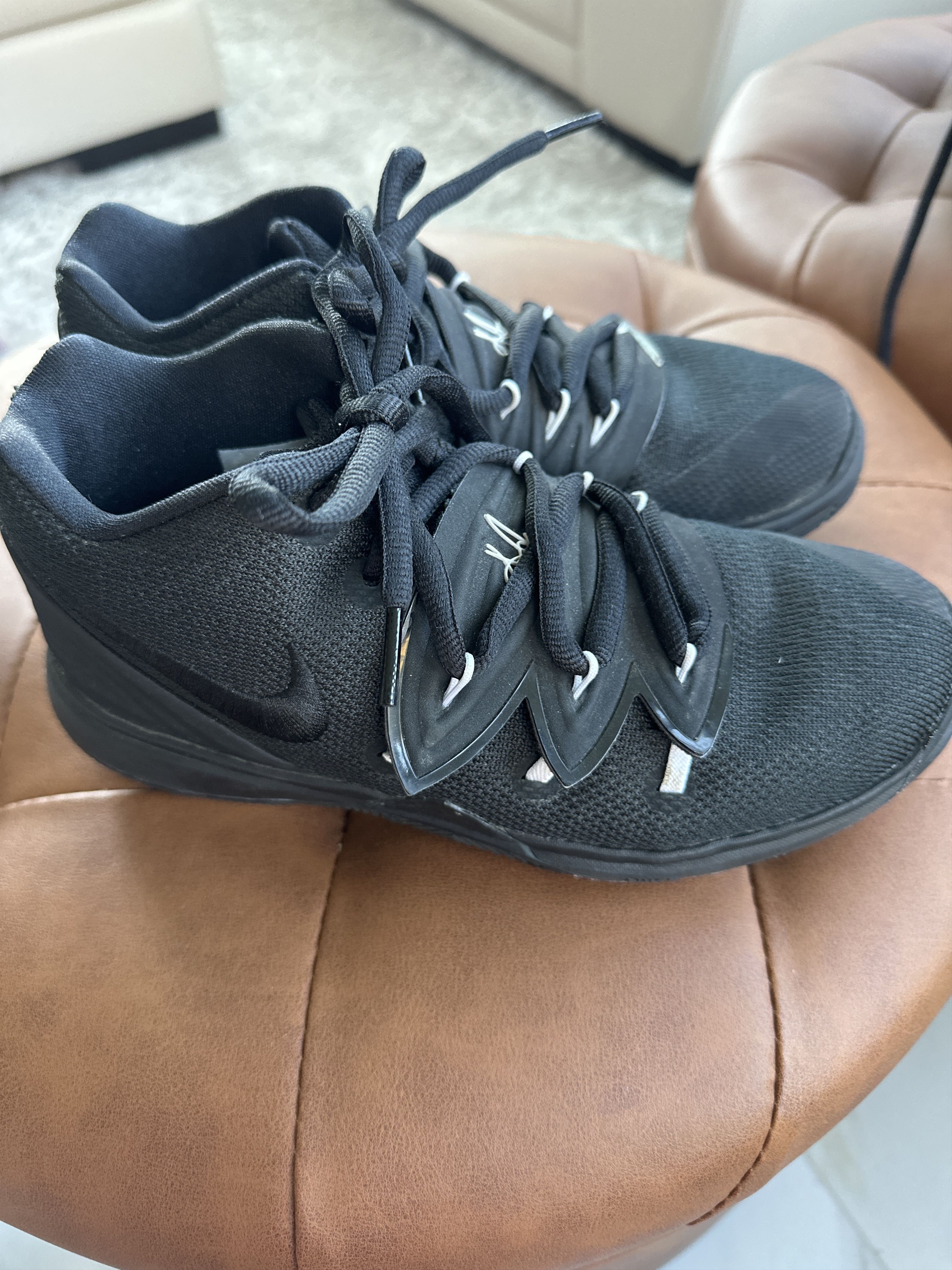 Nike Nike kyrie Size US 5 / EU 37 - 2 Thumbnail