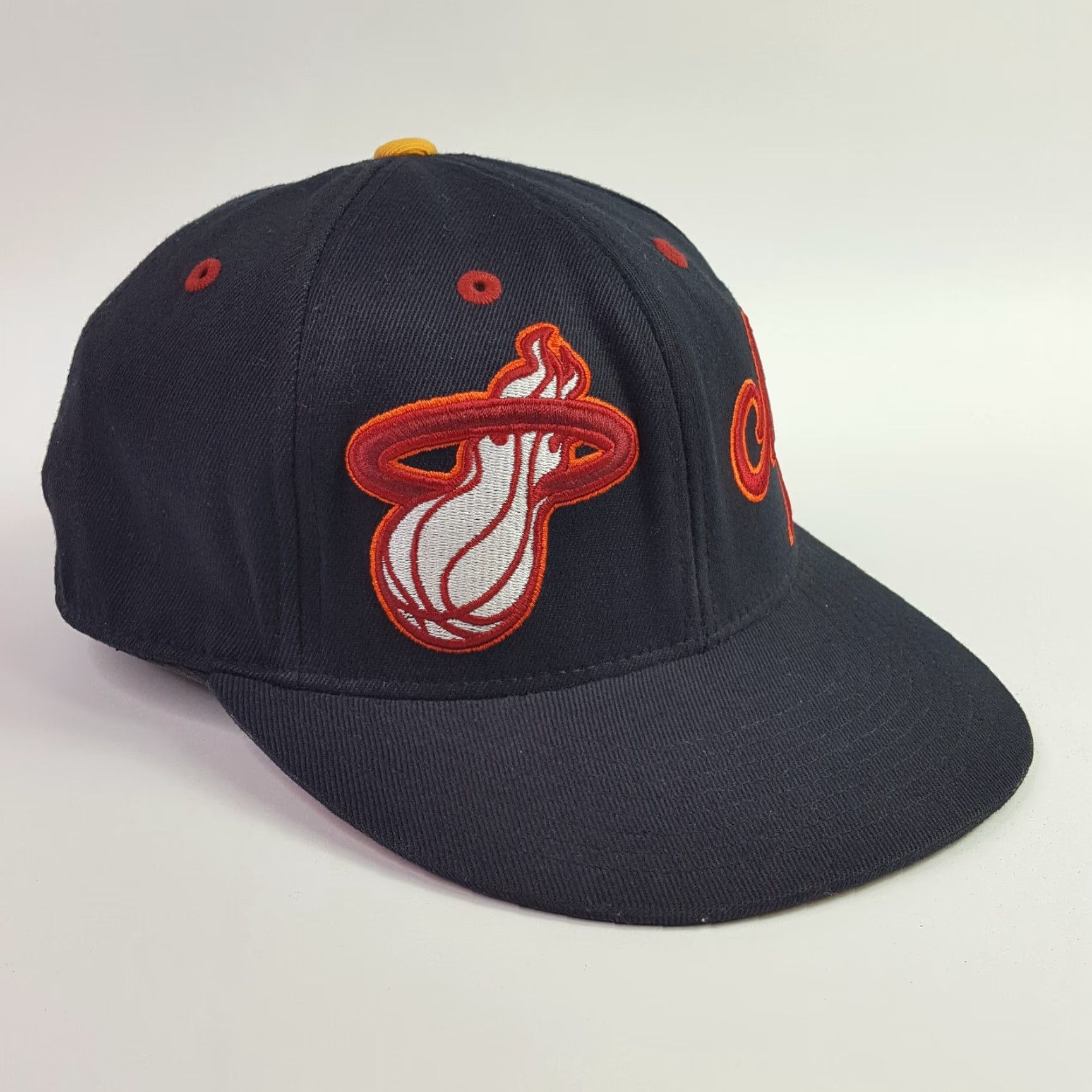 Adidas VINTAGE adidas Miami Heat Hat Baseball Cap NFL NBA Basketball Twill Embroidered 90s Y2K Men's Large Black Cap Logo Size ONE SIZE - 3 Thumbnail