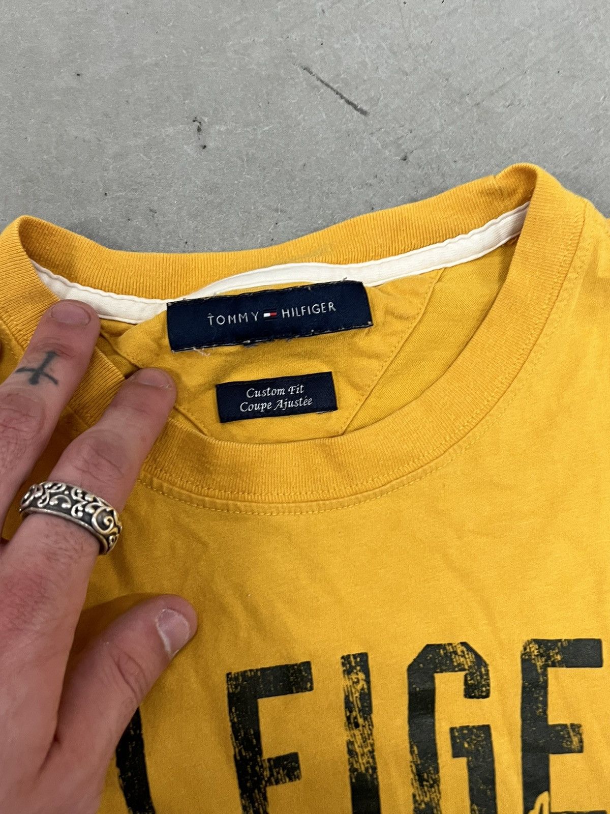 Tommy Hilfiger Vintage NYC Hilfiger Denim Graphic Tee Size US S / EU 44-46 / 1 - 3 Thumbnail