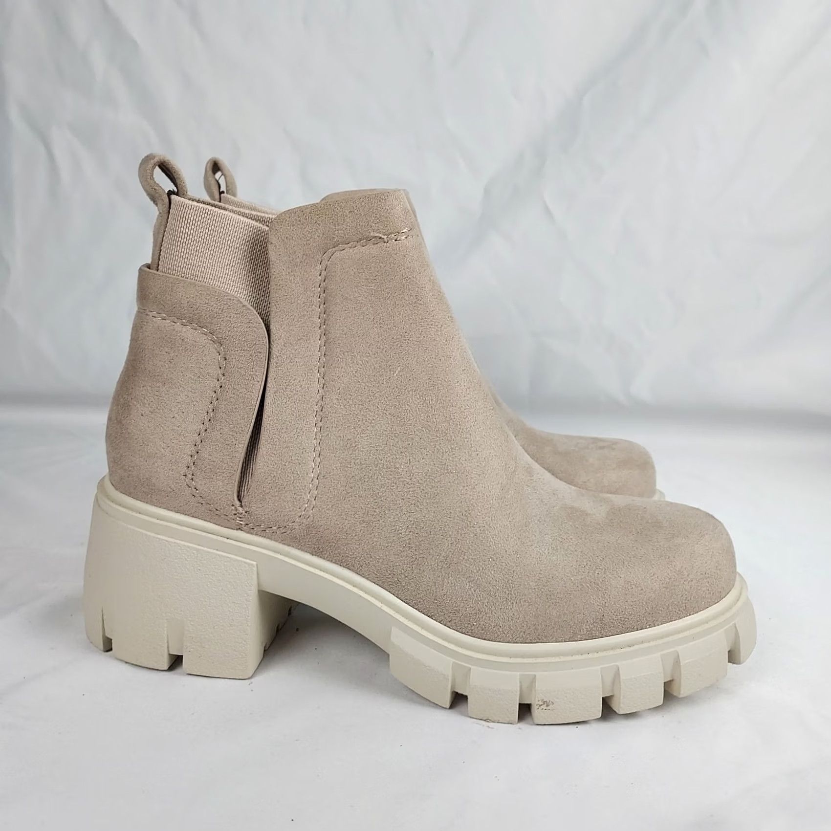 Vintage Soda Beige Faux Suede Chunky Chelsea Ankle Boots Women 5.5 Block Heel Boots Size US 6 / IT 36 - 5 Thumbnail