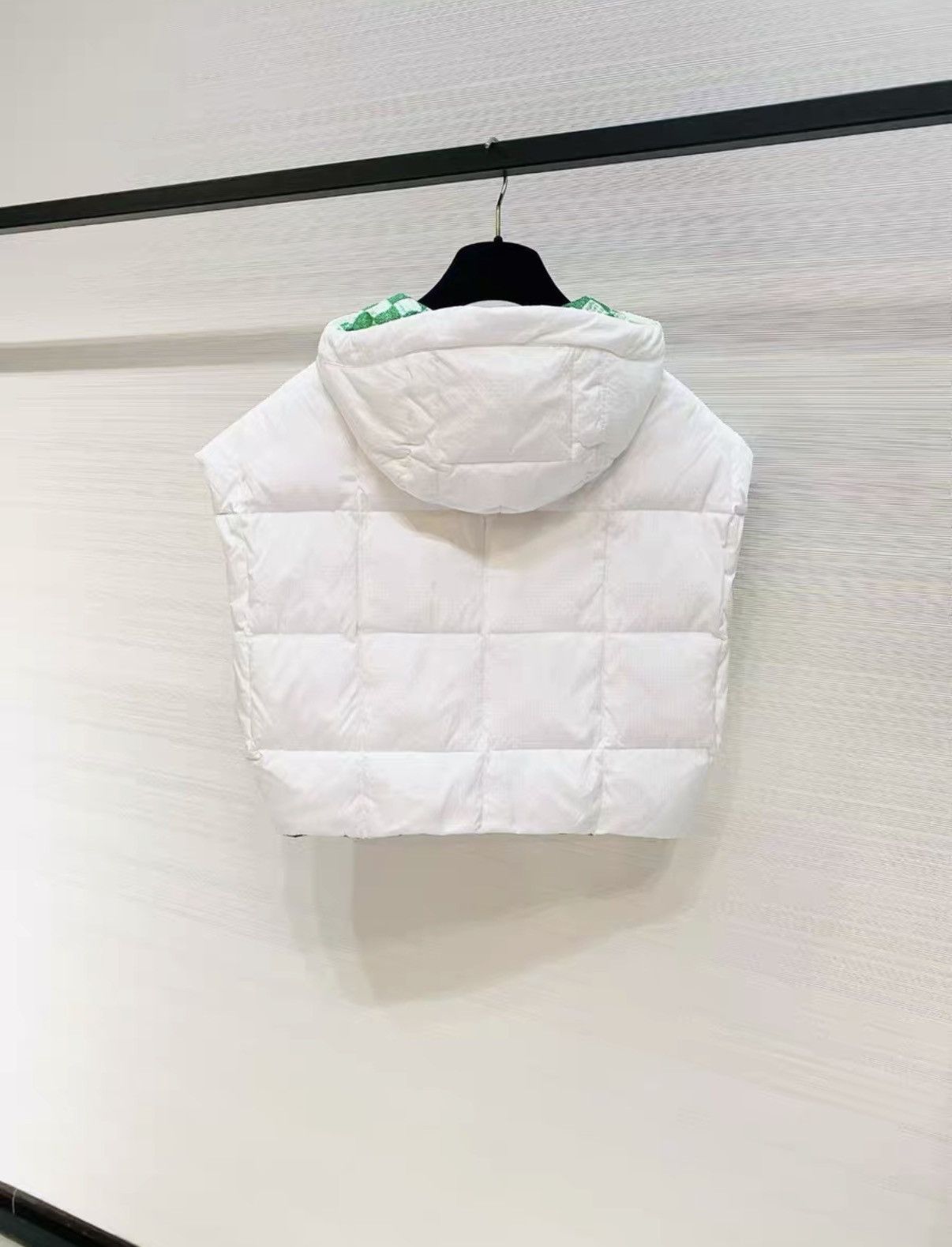 Louis Vuitton Louis Vuitton Classic White Cropped Zip-up Down Vest J33 Size XS / US 0-2 / IT 36-38 - 2 Thumbnail