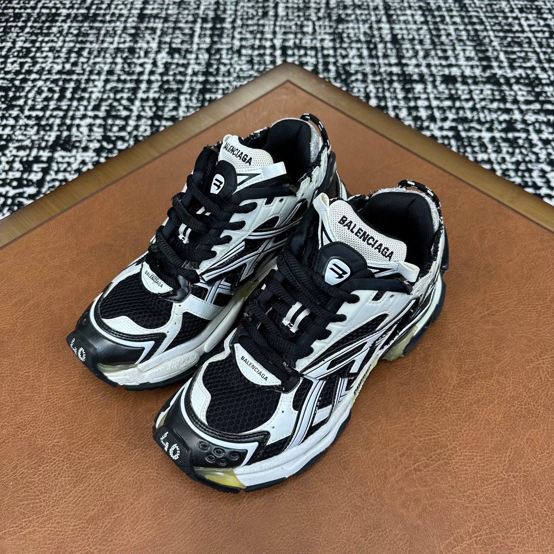 Balenciaga Balenciaga Running Lowtop Sneakers 7 Men Size US 7 / EU 40 - 1 Thumbnail