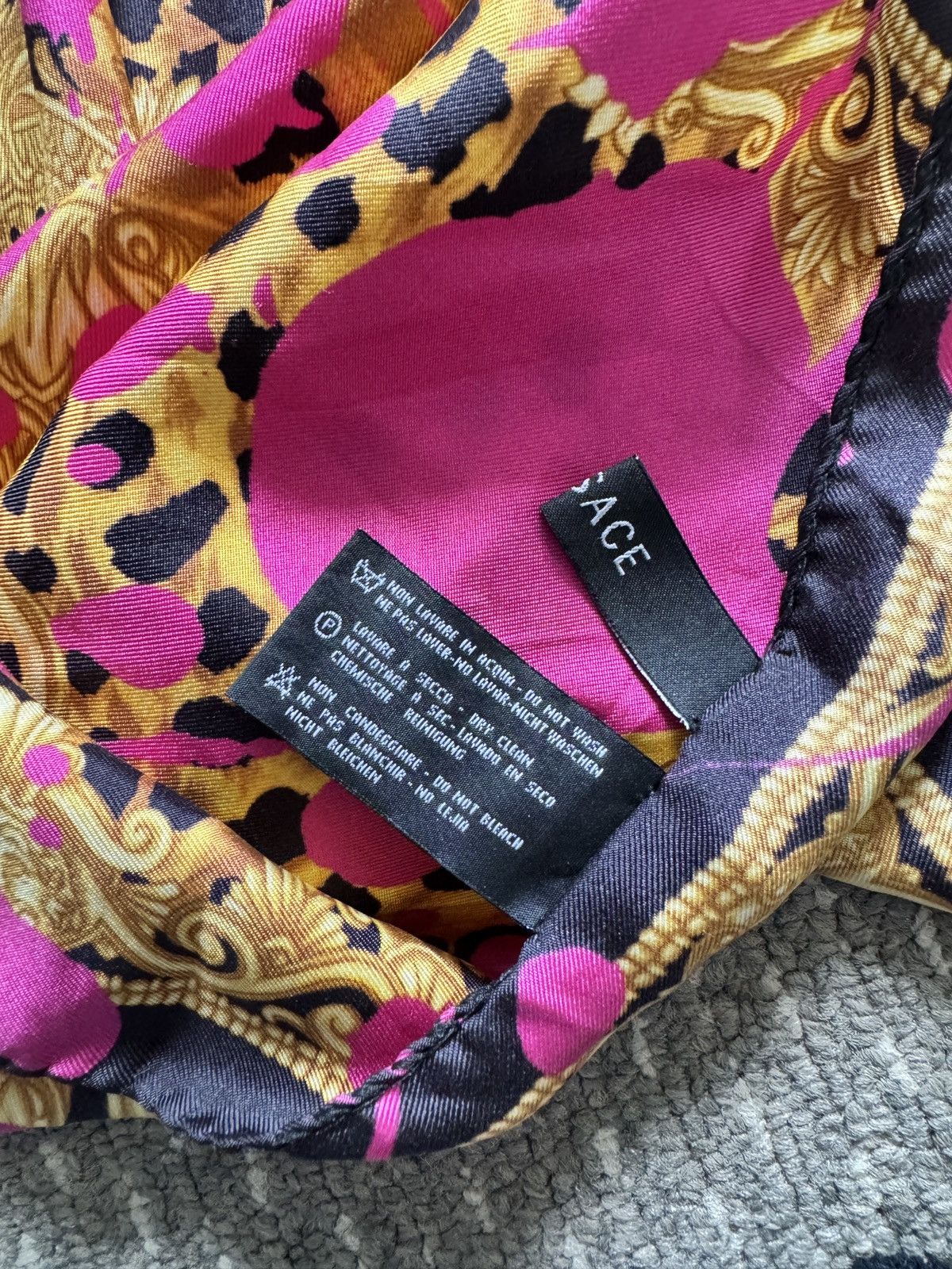Versace Silk Scarf Neon Fuchsia Pink Gold Baroque Leopard Print 90cm Size ONE SIZE - 7 Thumbnail