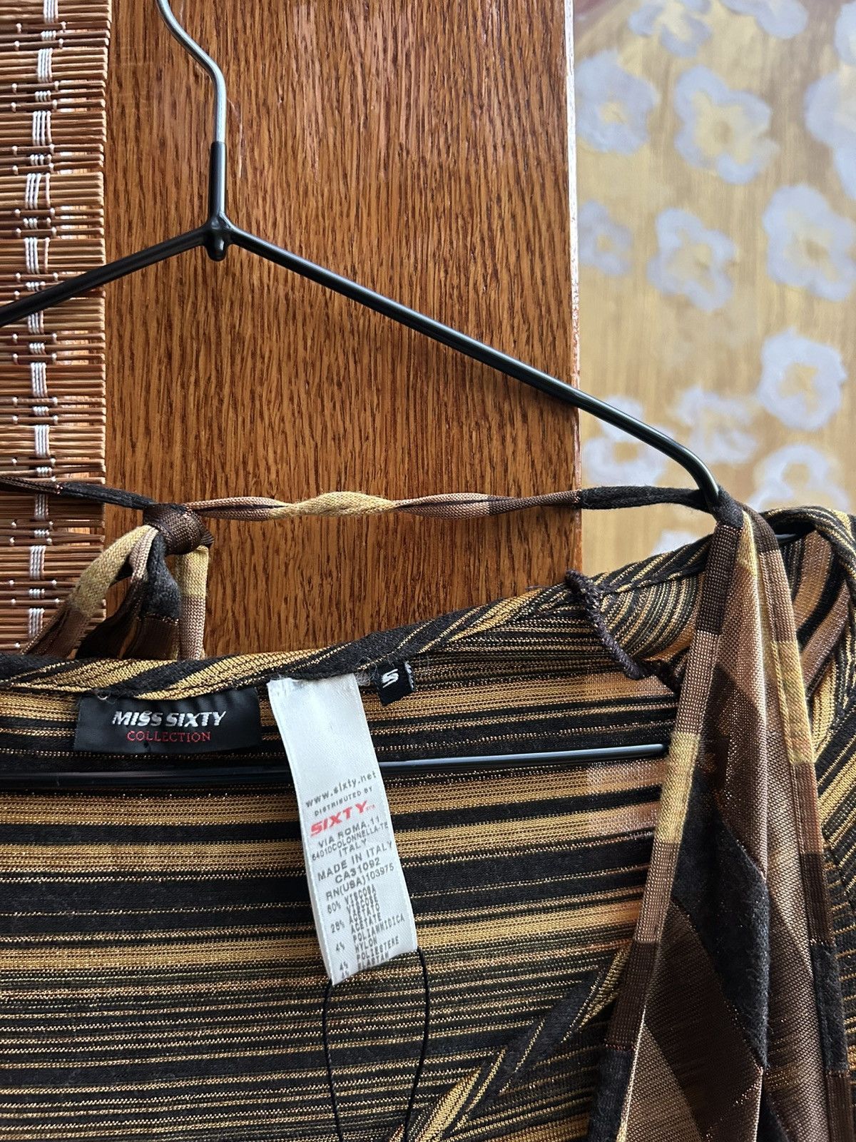 Miss Sixty × Vintage Vintage Y2K Miss Sixty Gold Striped Half Sleeve Top Size S Size S / US 4 / IT 40 - 5 Thumbnail
