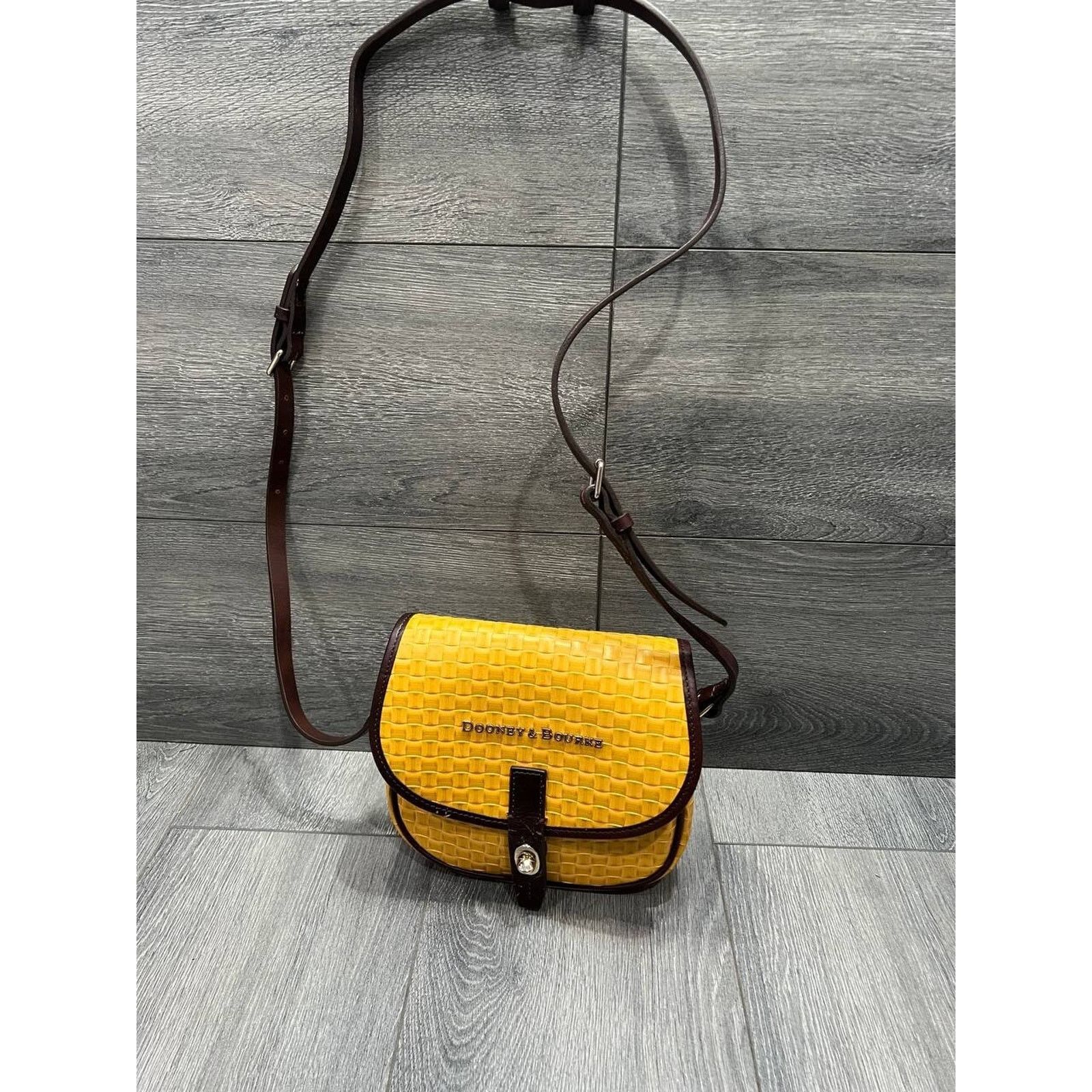 Dooney & Bourke Rare Dooney & Bourke Mustard crossbody medium Bag B000485 Size ONE SIZE - 3 Thumbnail