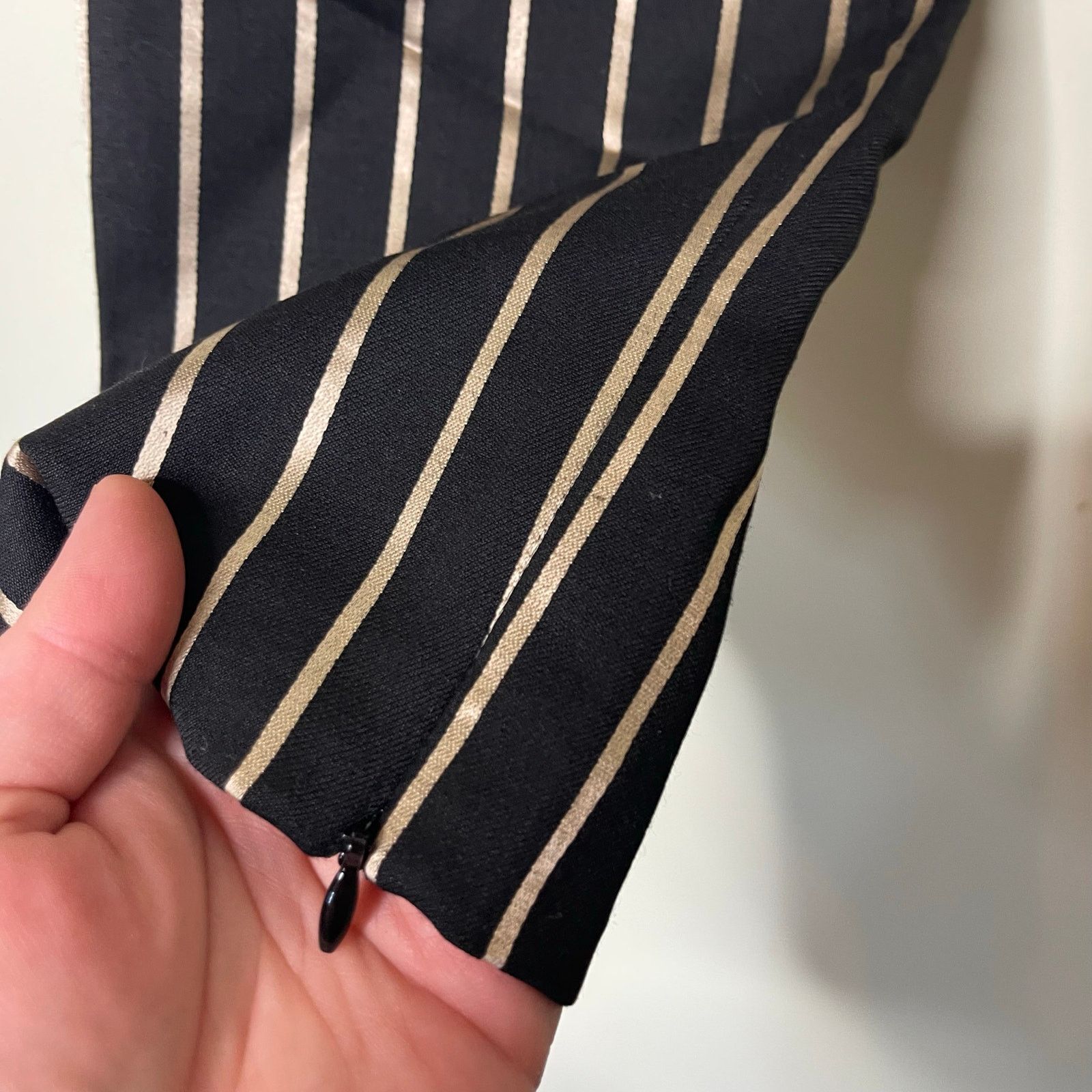 Alice + Olivia New Alice + Olivia black gold stripe mid rise ankle zip pant Size 26" / US 2 / IT 38 - 5 Thumbnail