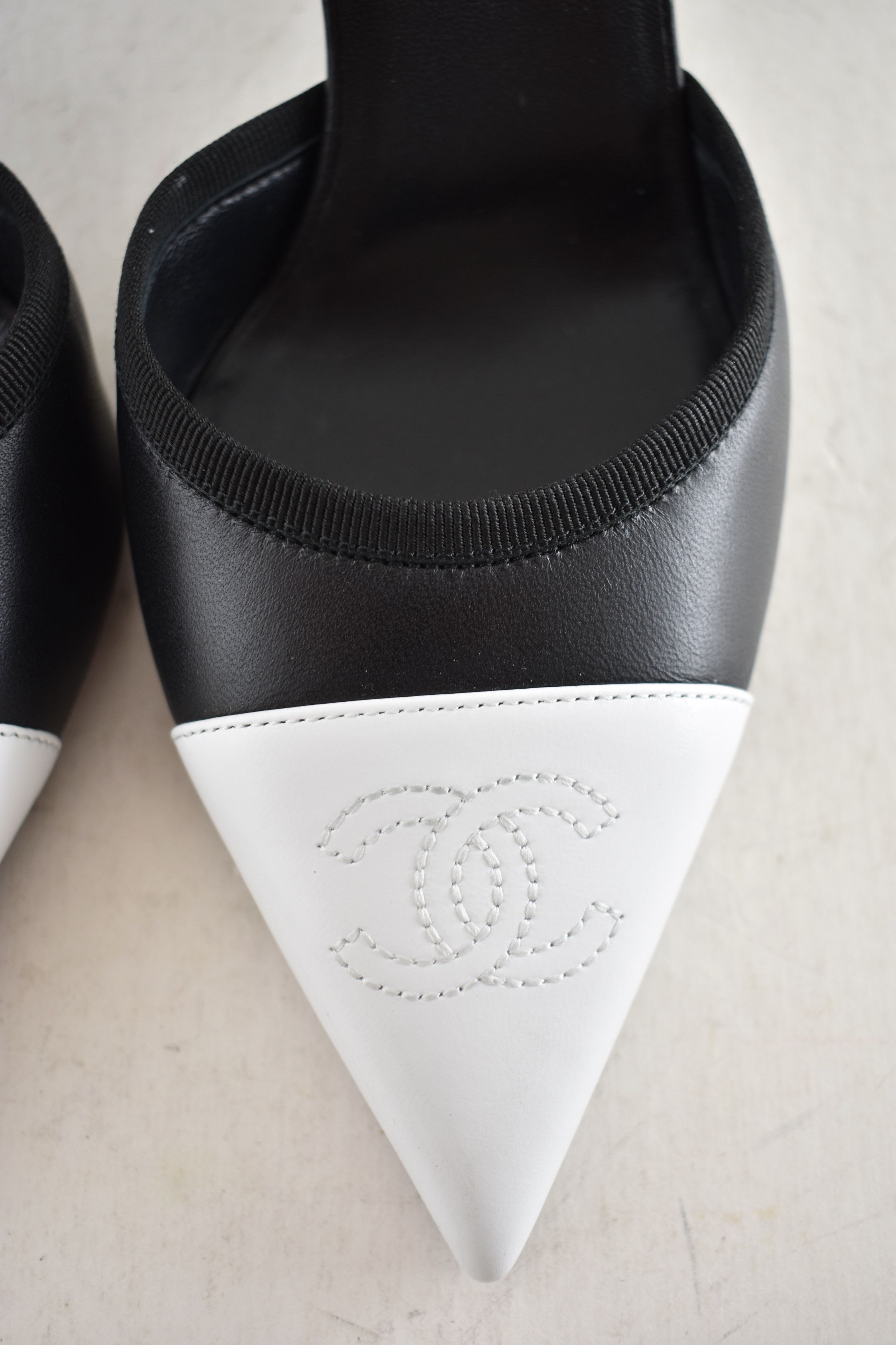 Chanel 26P White CC Logo Pointed Toe Slingback Mule Heel Pump 39.5 Size US 9.5 / IT 39.5 - 9 Thumbnail