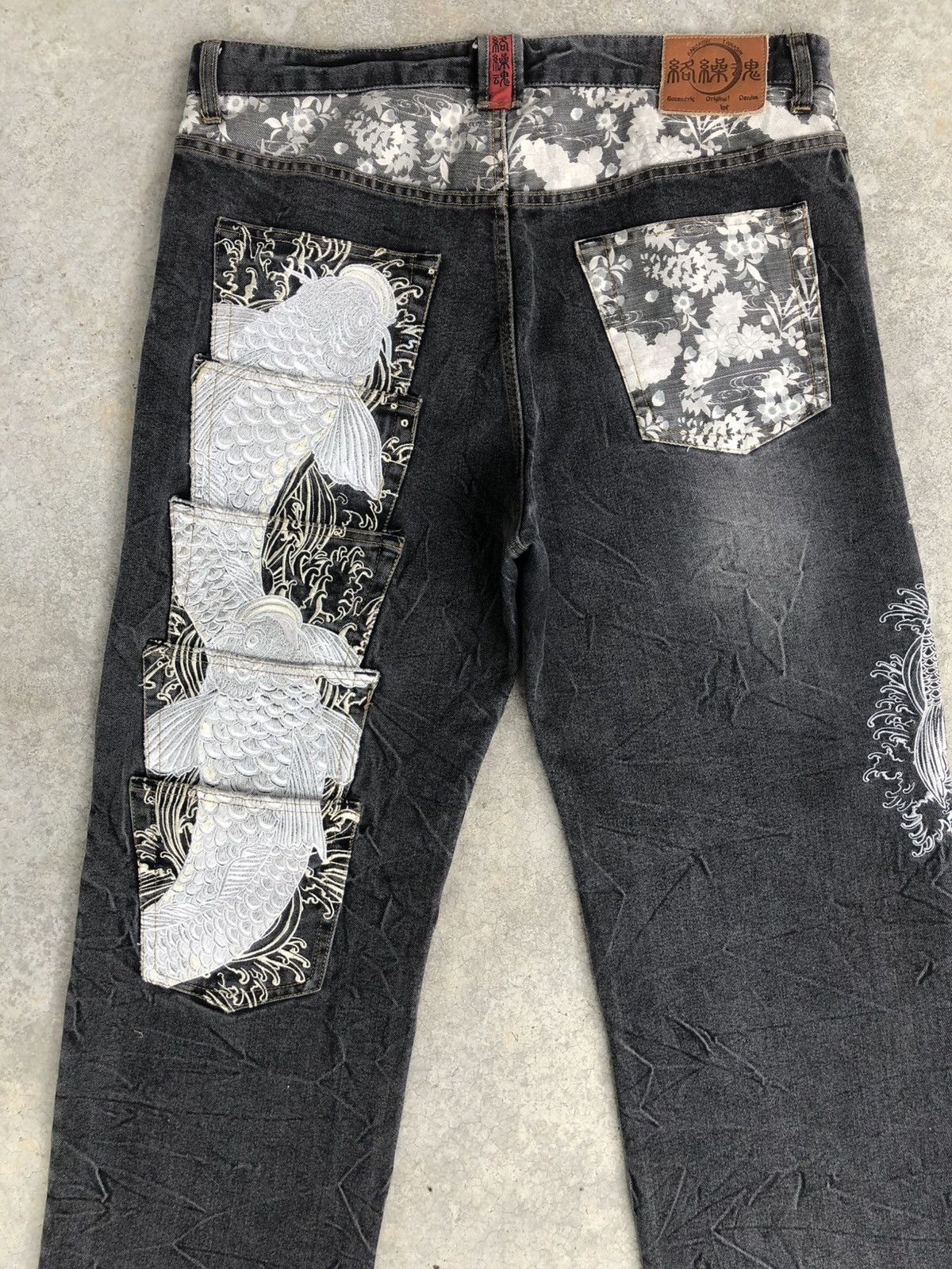 Karakuri Tamashii Karakuri Tamashii Embroidered Jeans Distressed Multipocket Size US 37 - 8 Thumbnail