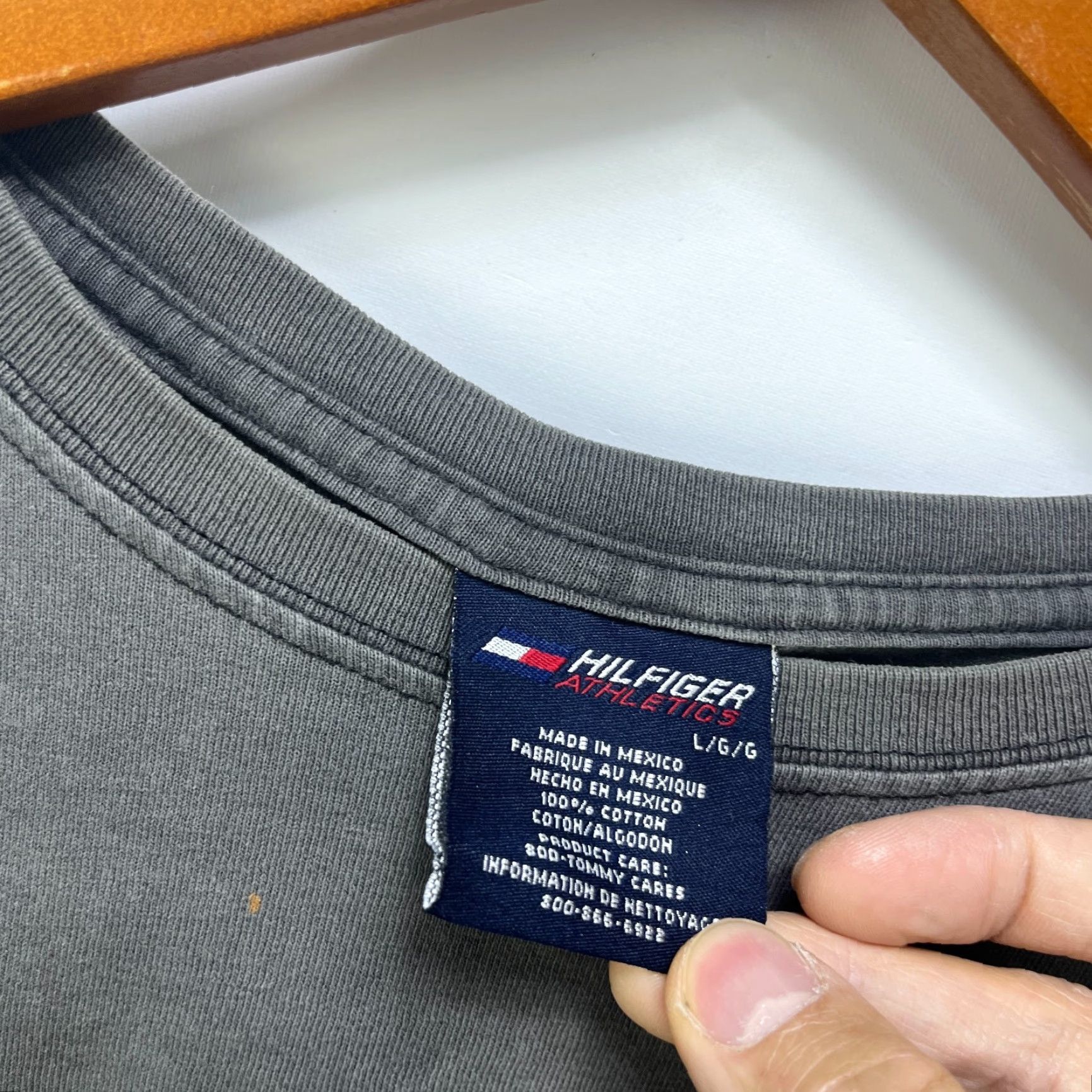 Tommy Hilfiger VINTAGE Tommy Hilfiger Sun Faded Black Gray Athletics T Shirt Large Size US L / EU 52-54 / 3 - 6 Thumbnail