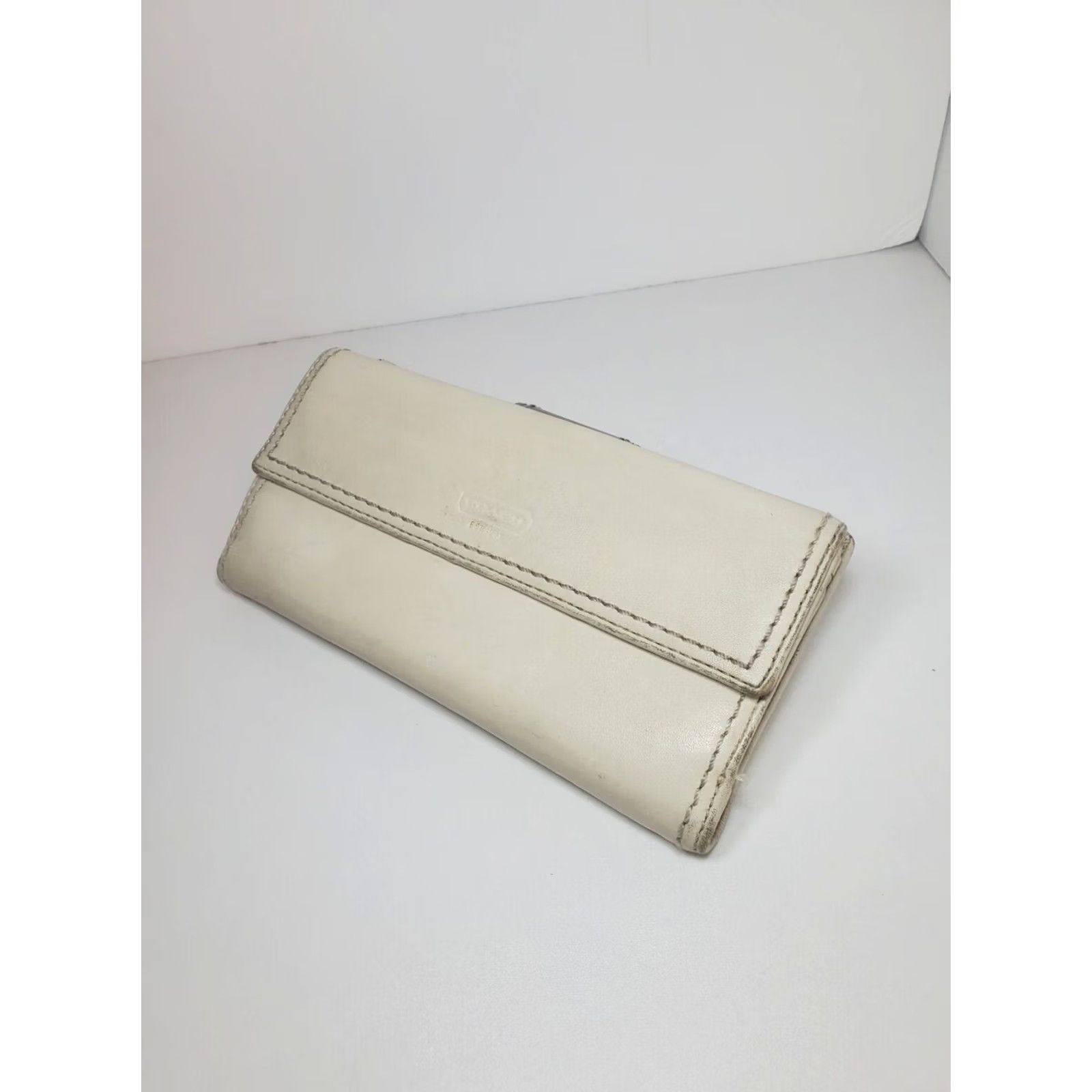 Coach VINTAGE Coach White Leather Bifold Wallet Checkbook Holder Turnlock Womens M Size ONE SIZE - 5 Thumbnail