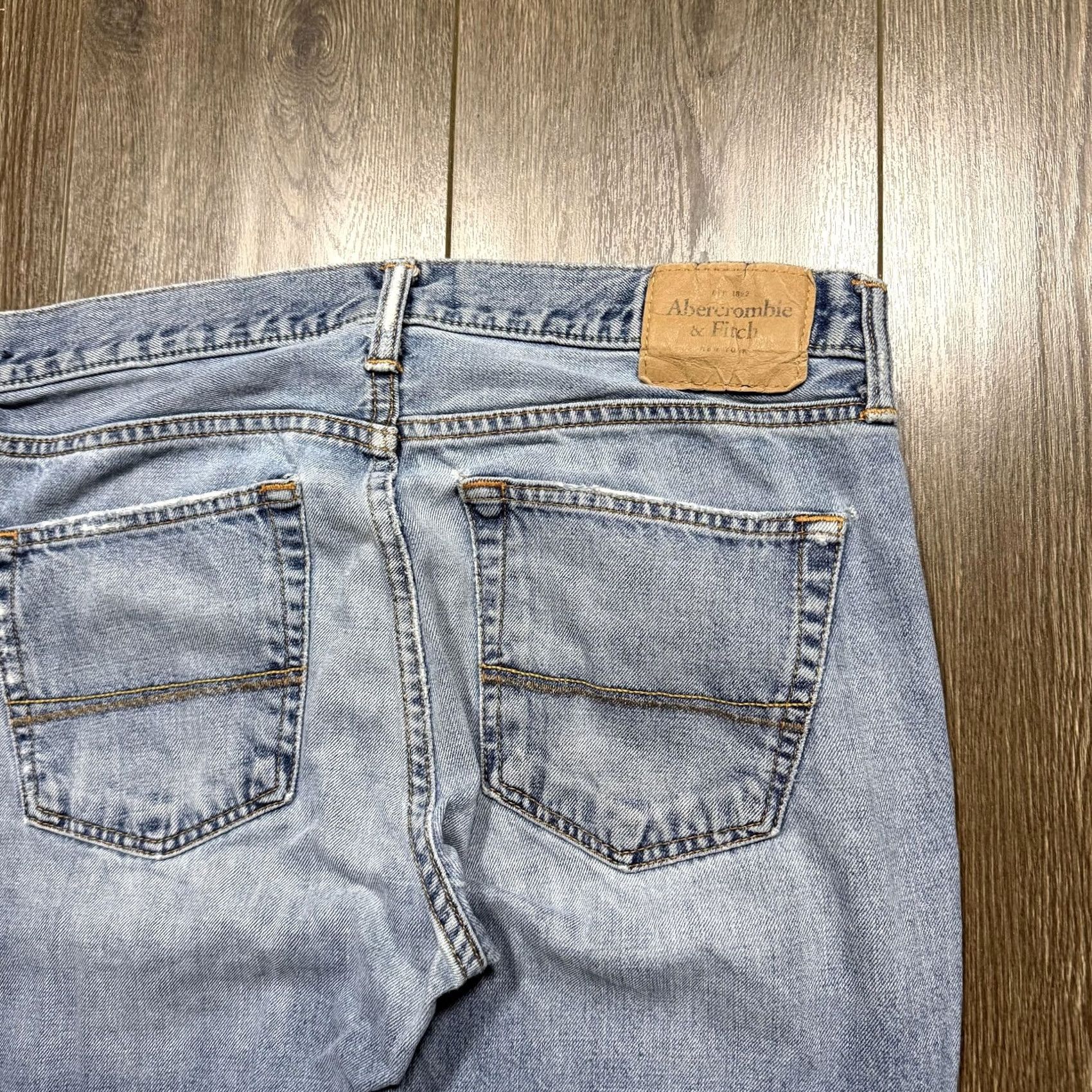 Abercrombie & Fitch Abercrombie & Fitch Jeans Straight 32x34 Y2K Blue Light Wash Distressed Fits Size US 32 / EU 48 - 3 Thumbnail