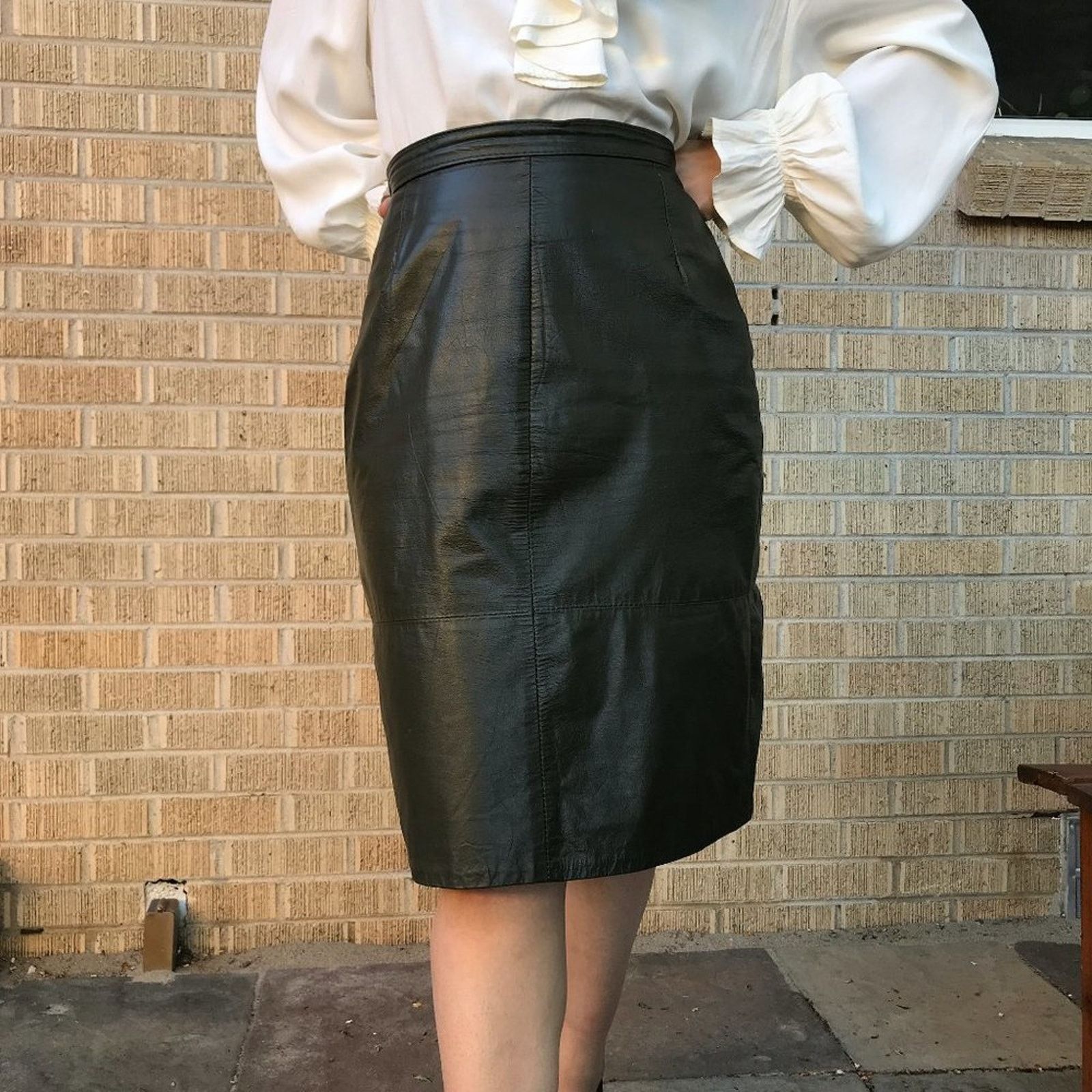 Vintage Vintage 1980s green minimalist leather skirt small Size 26" / US 2 / IT 38 - 2 Thumbnail