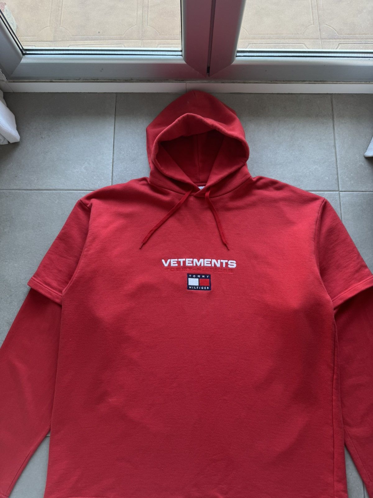 Tommy Hilfiger × Vetements Vetements X Tommy Hilfiger Red Oversize M Size Cotton Hoodie Pullover Sweatshirt Size US M / EU 48-50 / 2 - 4 Thumbnail